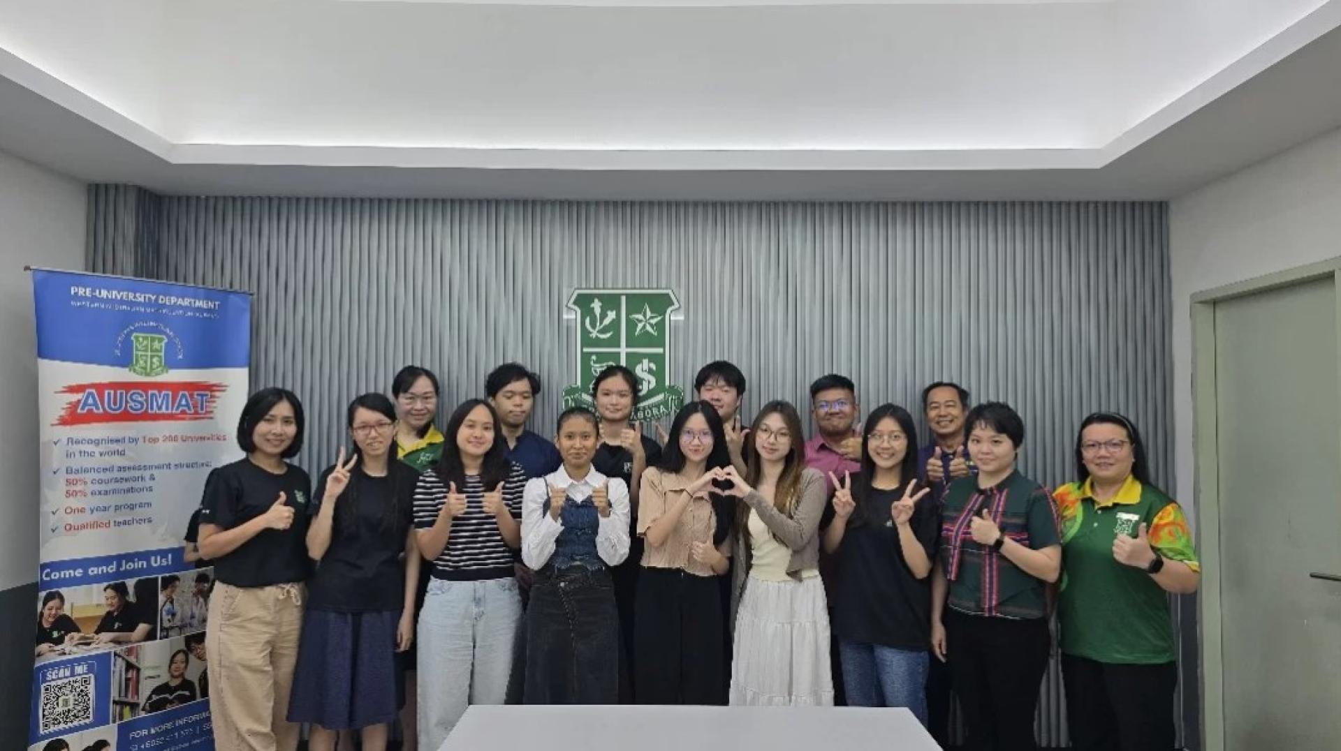 圣约瑟国际学校学生合影庆祝该校在2025年剑桥国际AS水平考试中取得100%及格率的佳绩。