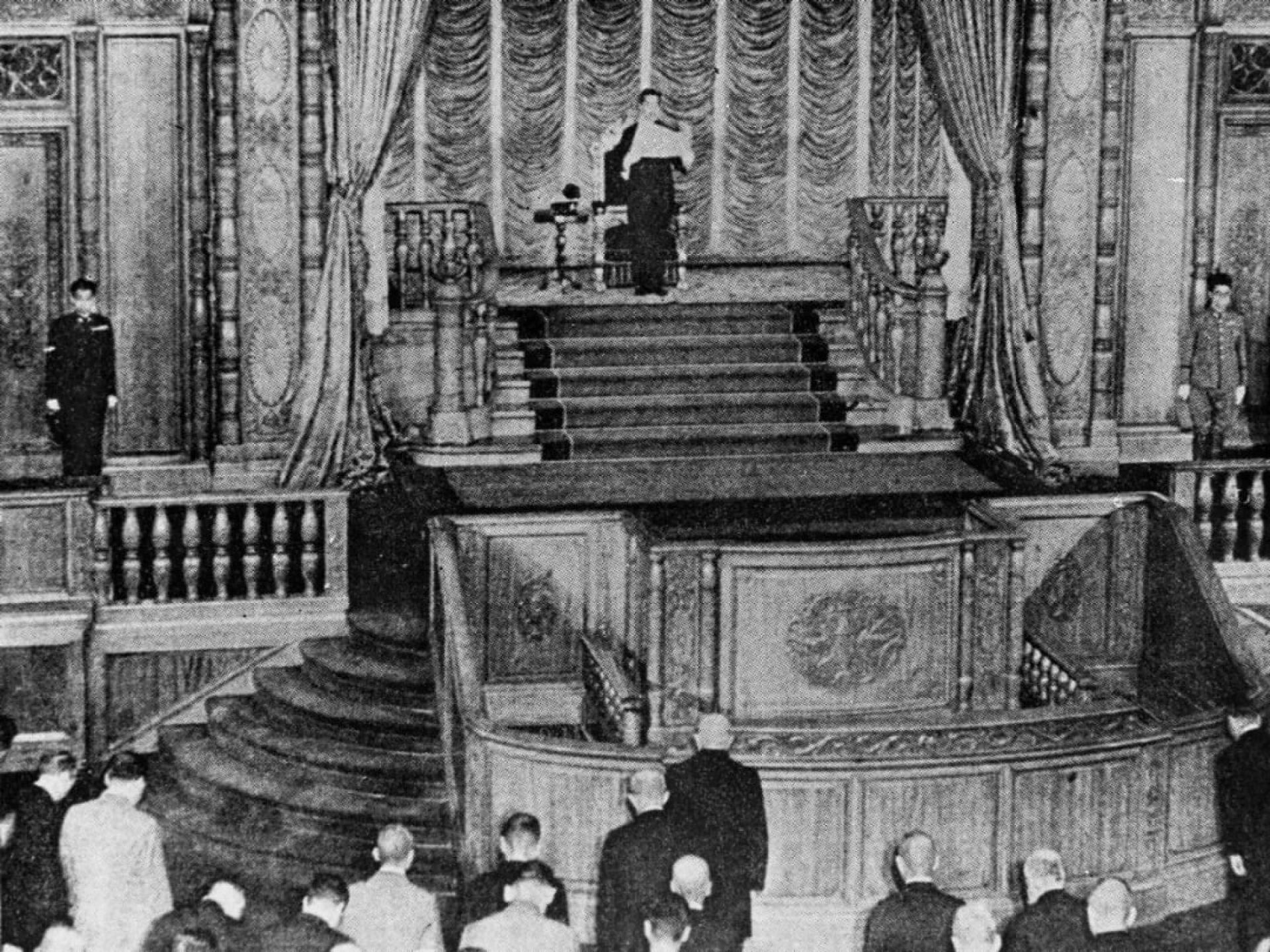 1945年8月15日，日本天皇裕仁广播“终战诏书”，宣布日本无条件投降。图为日本天皇在议会宣布投降。（圖：新华社）