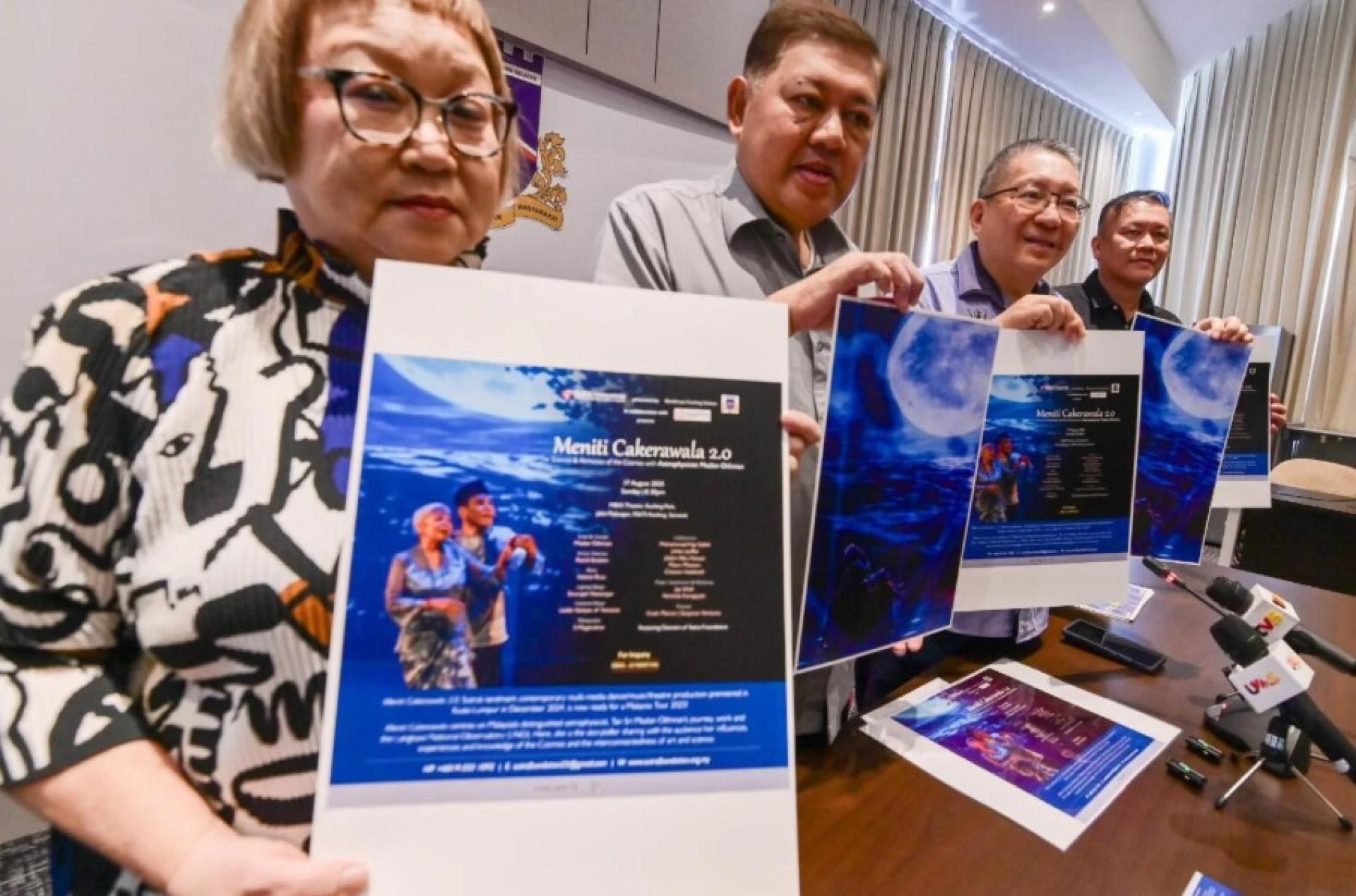 （左起）马来西亚德尔菲克协会主席方美琪、南市副市长拿督再迪苏海里医生与黄鸿圣展示《Meniti Cakerawala 2.0》海报。