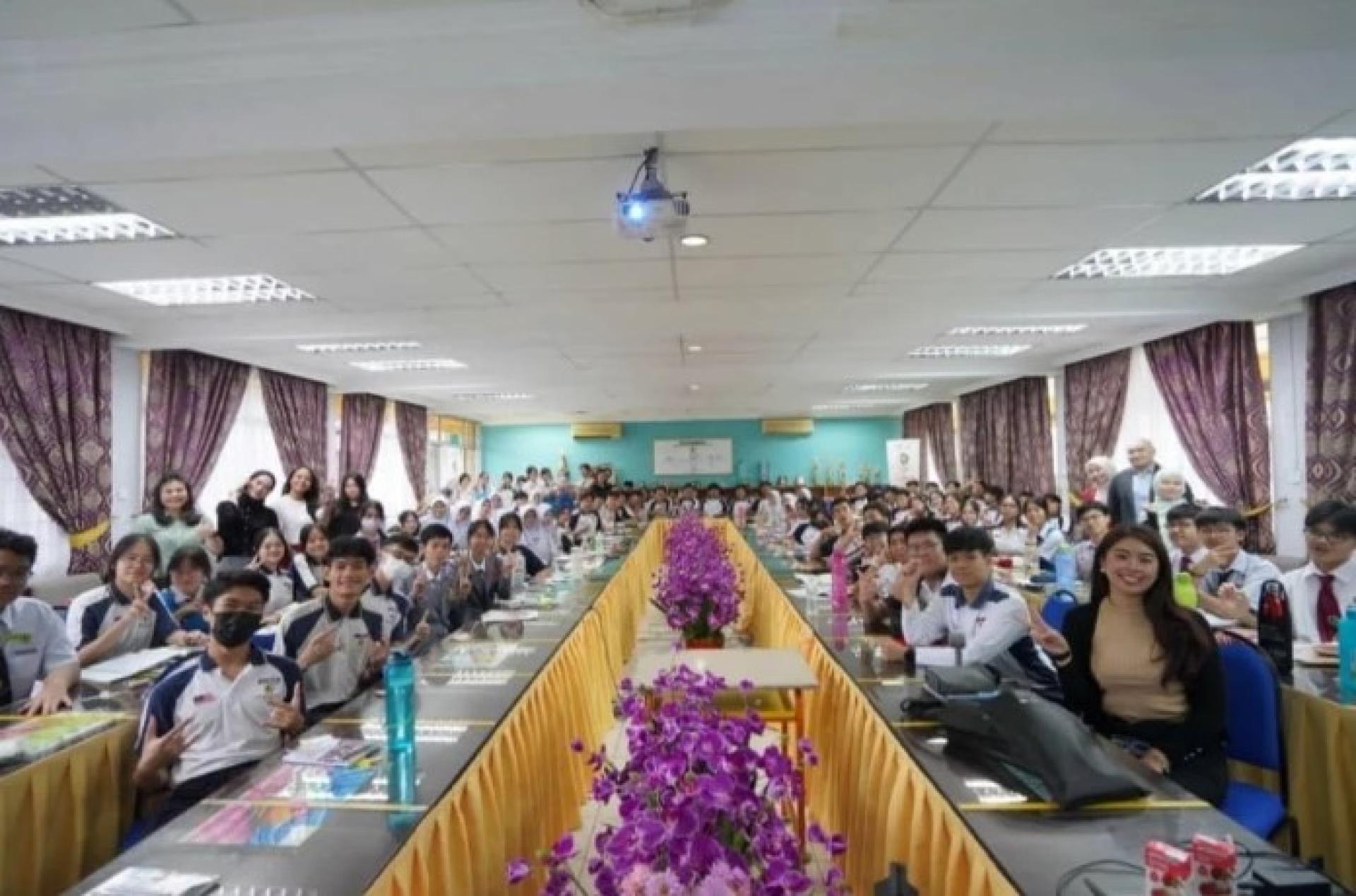 学生与纳英主办方合影留念。
