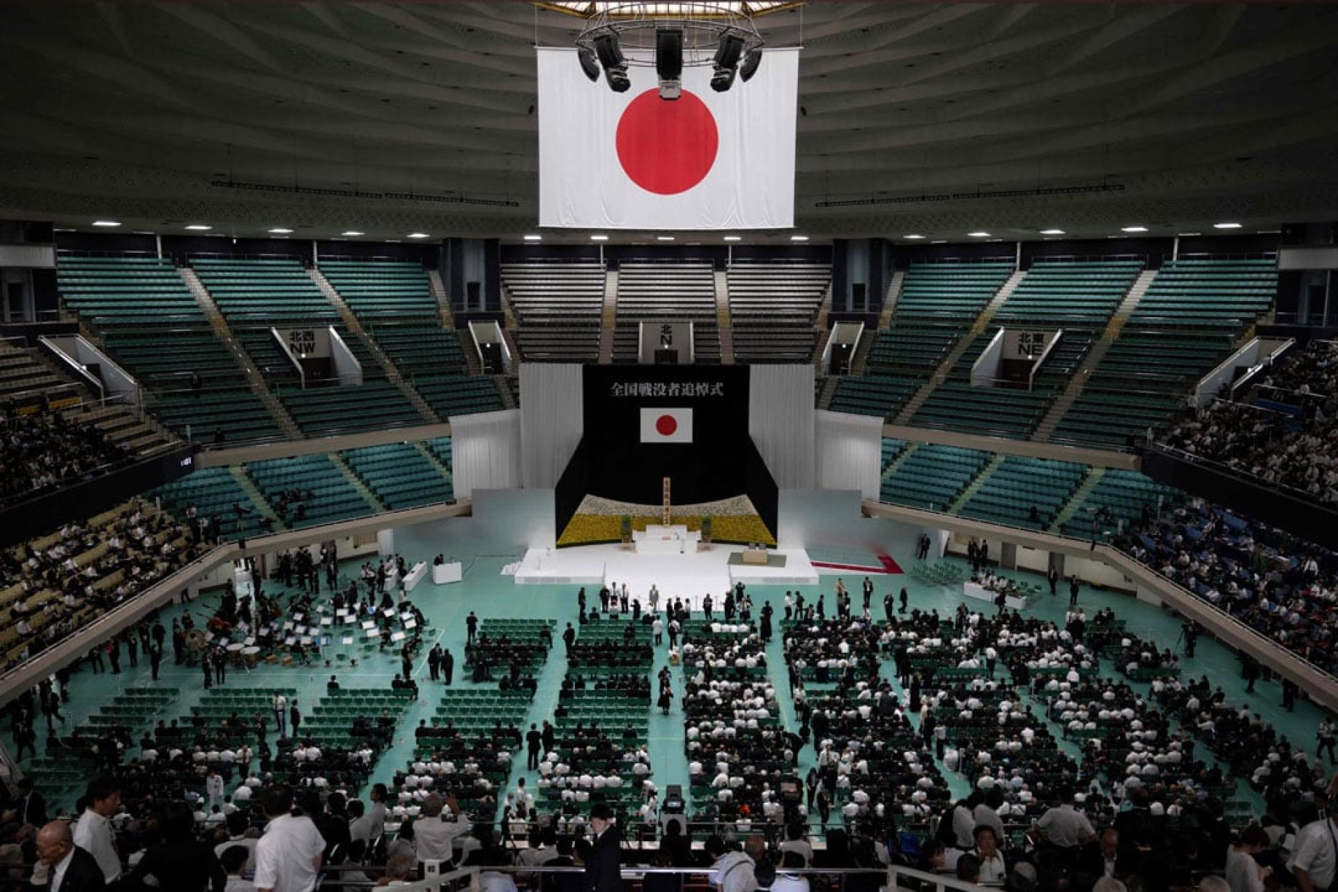 日本政府15日于东京都千代田区的日本武道馆举办“全国战殁者追悼式”。