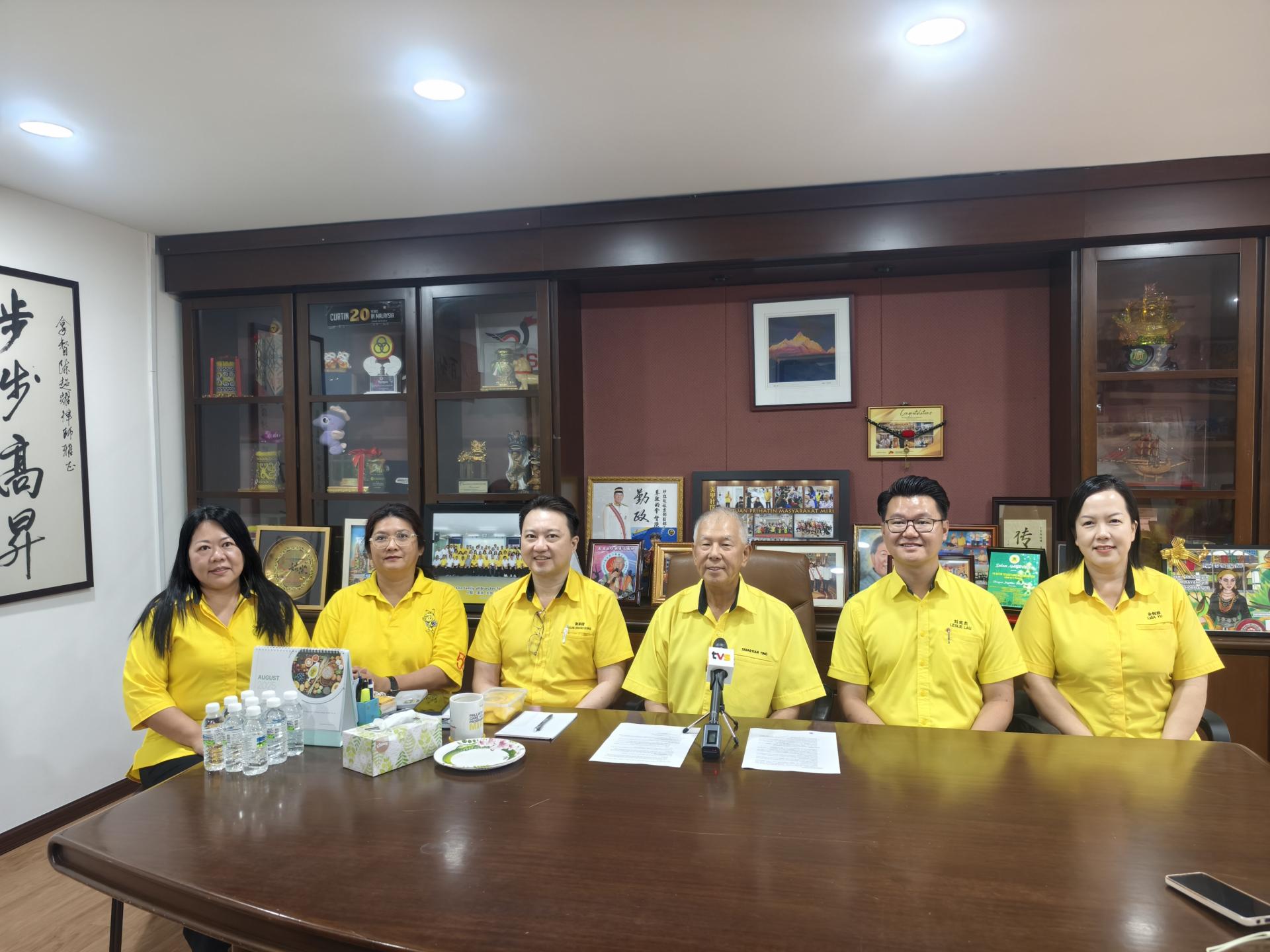 砂人联党卑尔骚支部主席拿督陈超耀（左4）宣布，来临的周六与日（8月16至17日）在美里室内体育馆举行肯雅兰金卡与乐龄人健康福利现场办理、即办即取等一站式服务。左起为蔡玮意市议员、陈力凤、筹备会主席谢家樑市议员；右起为余俐葭市议员及刘奕杰市议员。