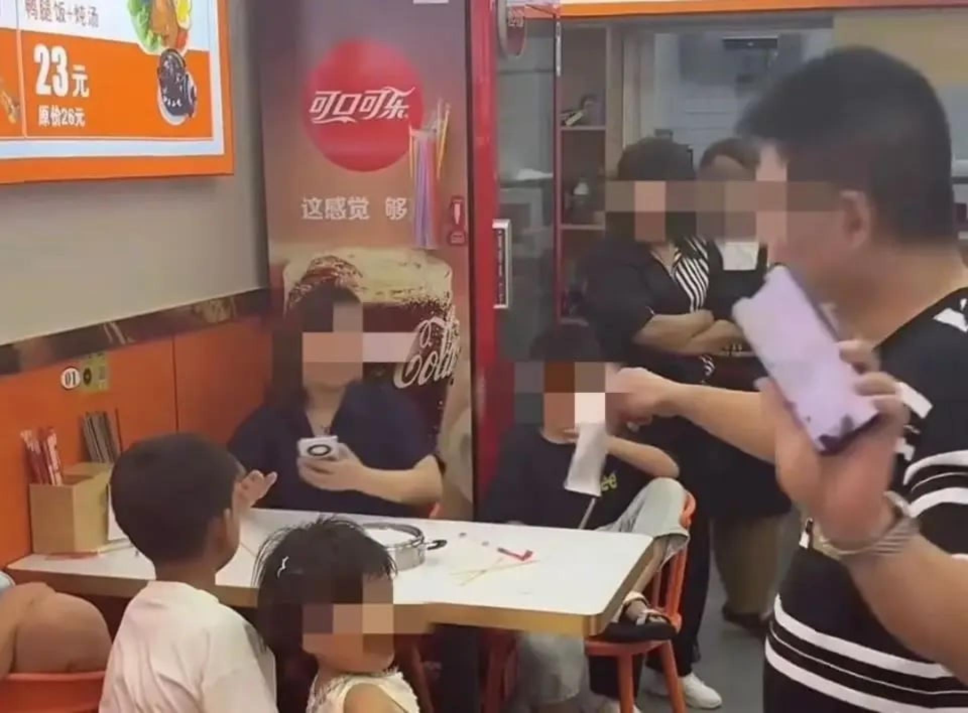 面店老板表示，无法接受“一碗面供全家用”的情况。