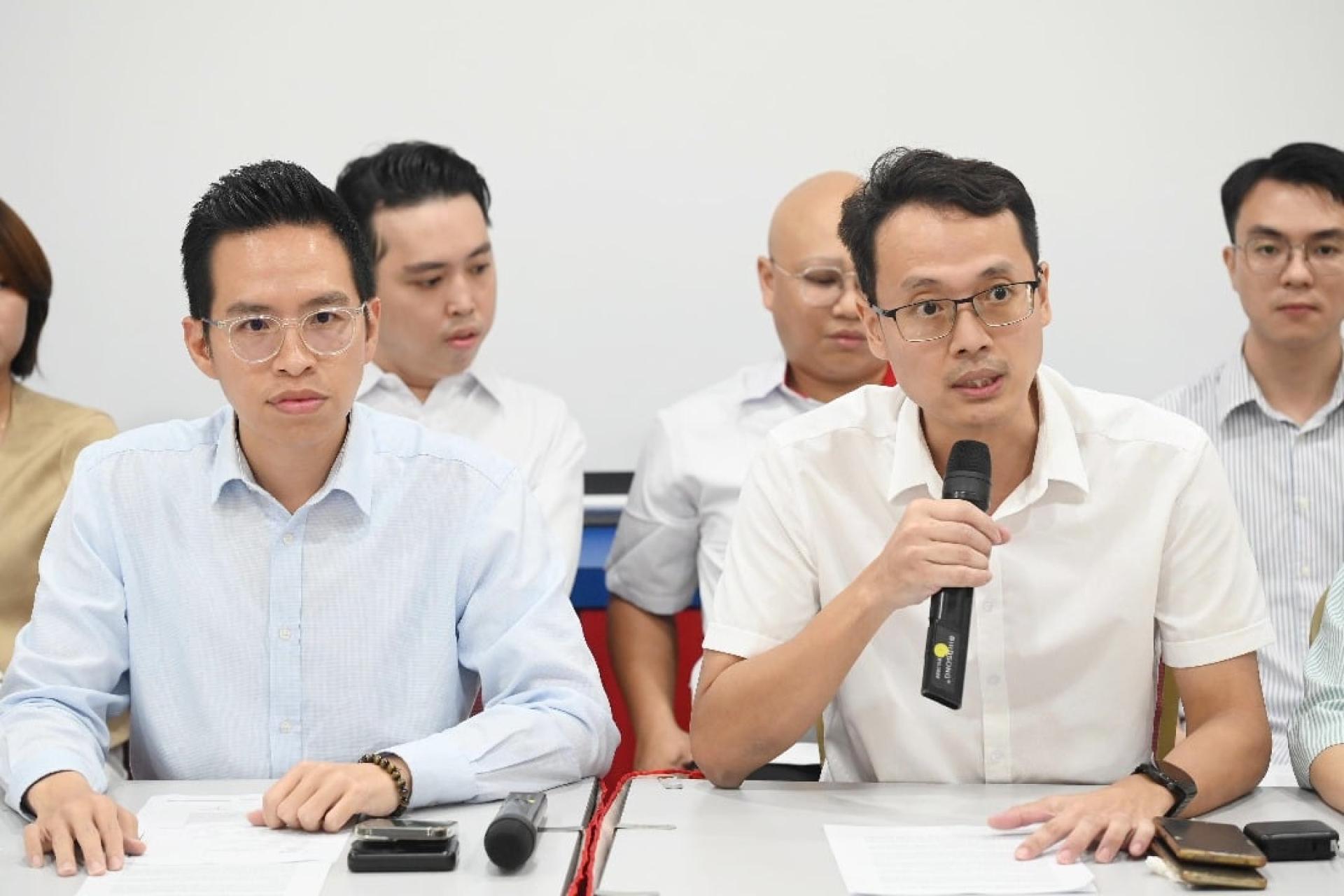 张维宏（右）向媒体发表谈话，左为洪明泉。