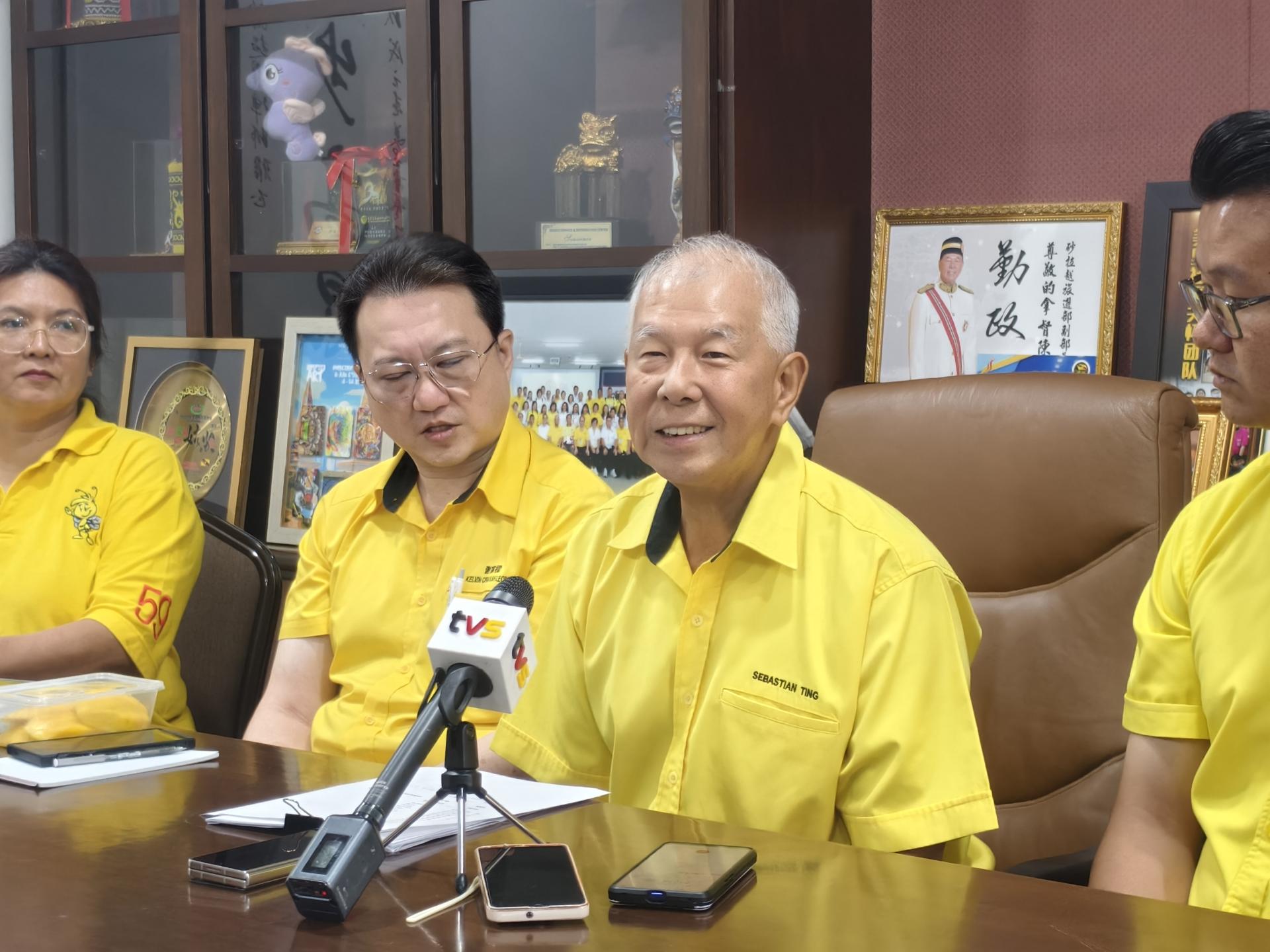 美里人工耳蜗协会主席拿督陈超耀今日宣布，为协助失聪女包依玟在古晋进行人工耳蜗植入手术的筹款活动，仅用8天便筹足目标款项，并最终募得总额12万2765令吉05仙，为其手术及后续康复提供有力支持。