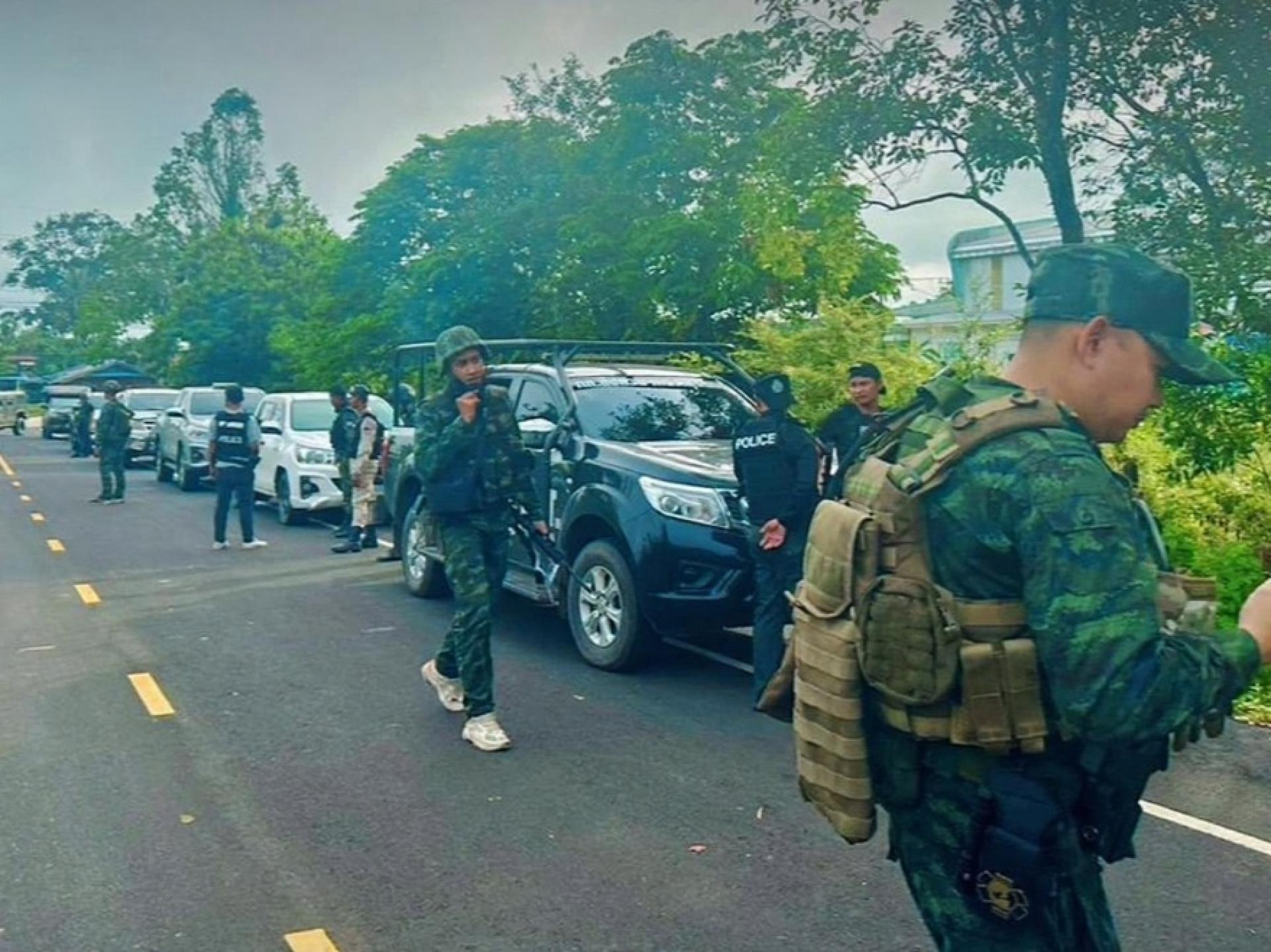 泰国素辇府卡波清县今日凌晨发生一起士兵开枪伤人事件，肇事士兵逃入附近树林，经过近10小时搜捕。