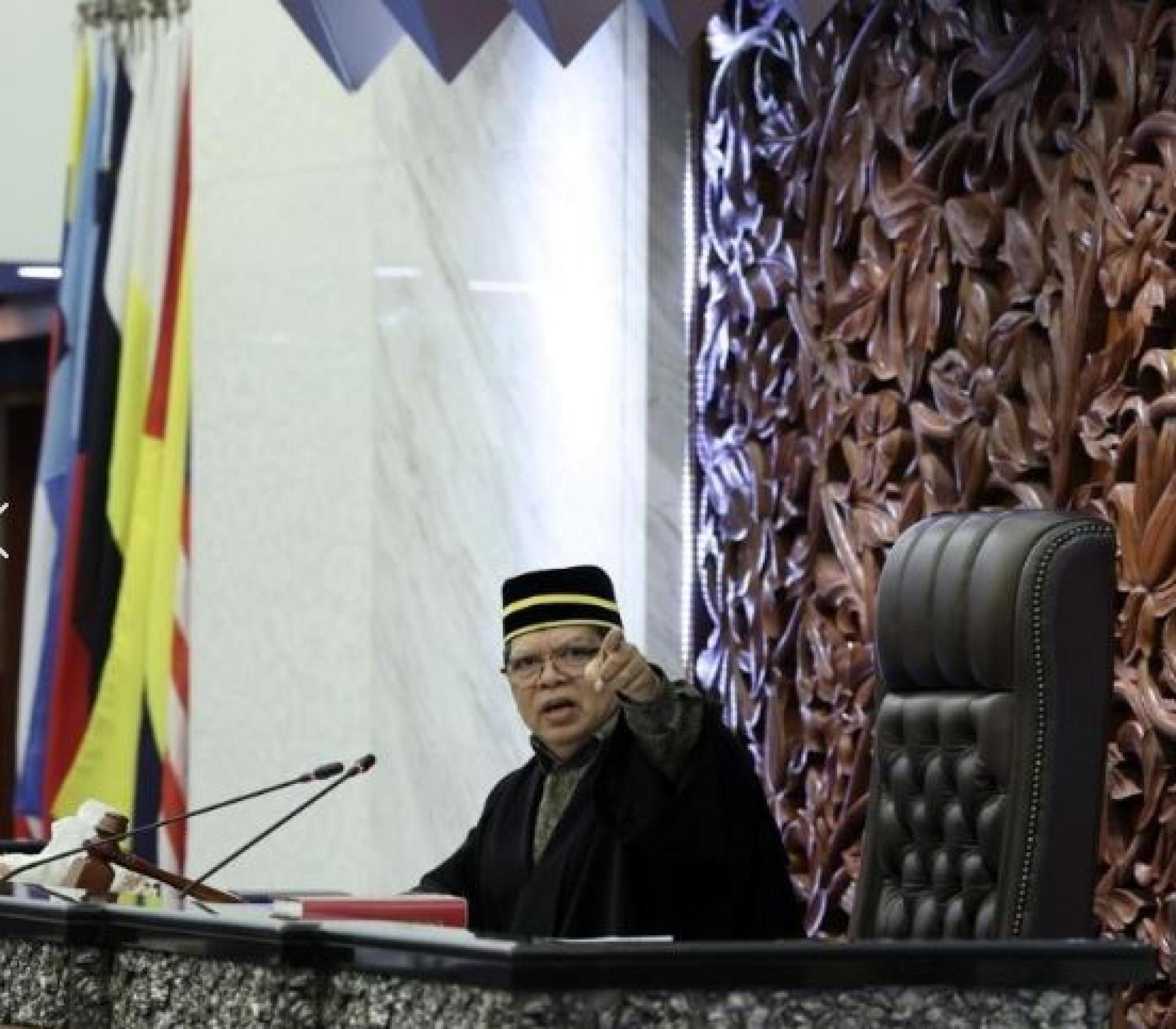 Yang Dipertua Dewan Rakyat Tan Sri Johari Abdul menenangkan situasi tegang ketika mempengerusikan Mesyuarat Kedua, Penggal Keempat Parlimen ke-15 Persidangan Dewan Rakyat di Bangunan Parlimen.