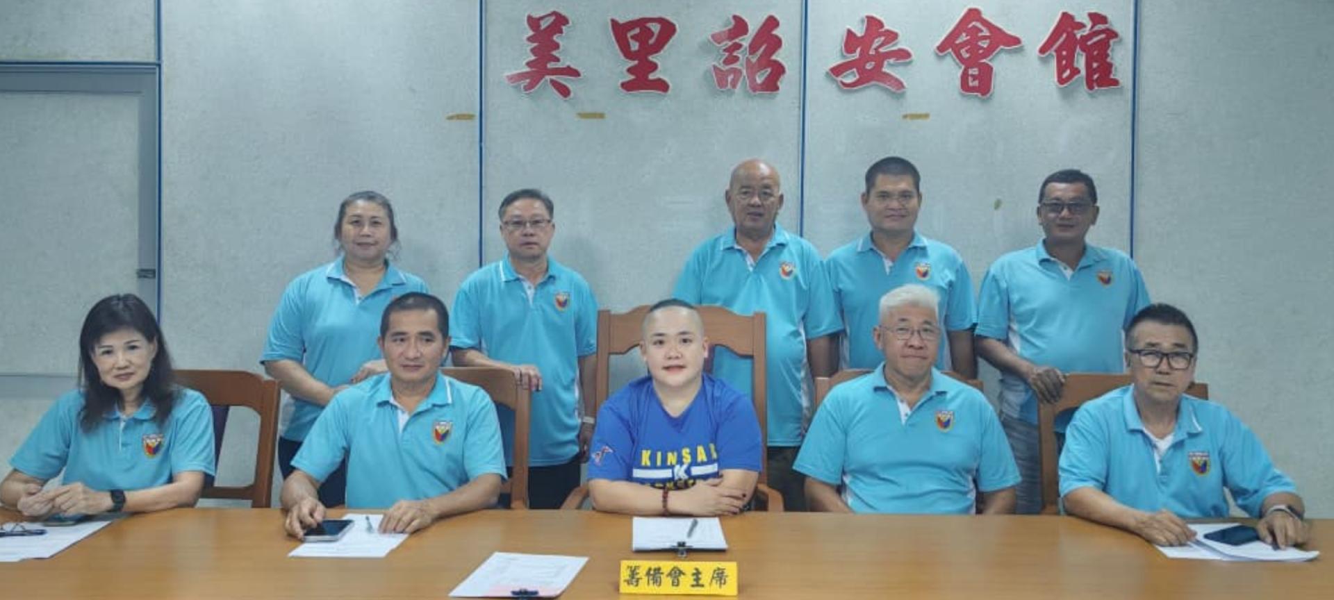 《家乡情怀》福建金曲歌唱赛筹备会成员合影。坐者左3为筹备会主席沈雅诗。