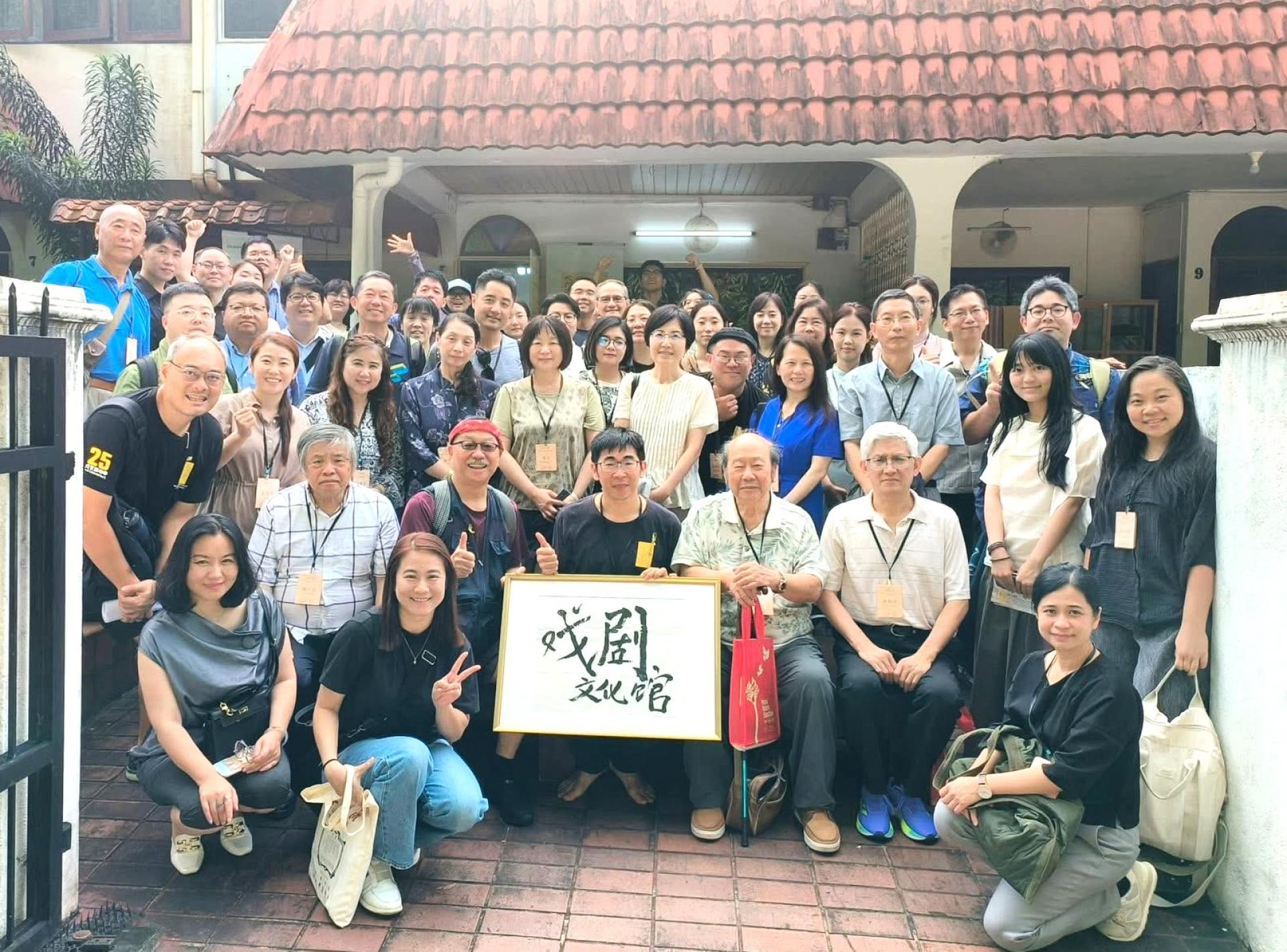 心向太阳剧坊安排国内外学者们参观“戏剧文化馆”，深入了解我国民间戏剧文史资料的收集与保存工作。席坐者右起是施旭升、萧龙、沈国明、锺乔、濑户宏和孙天洋。