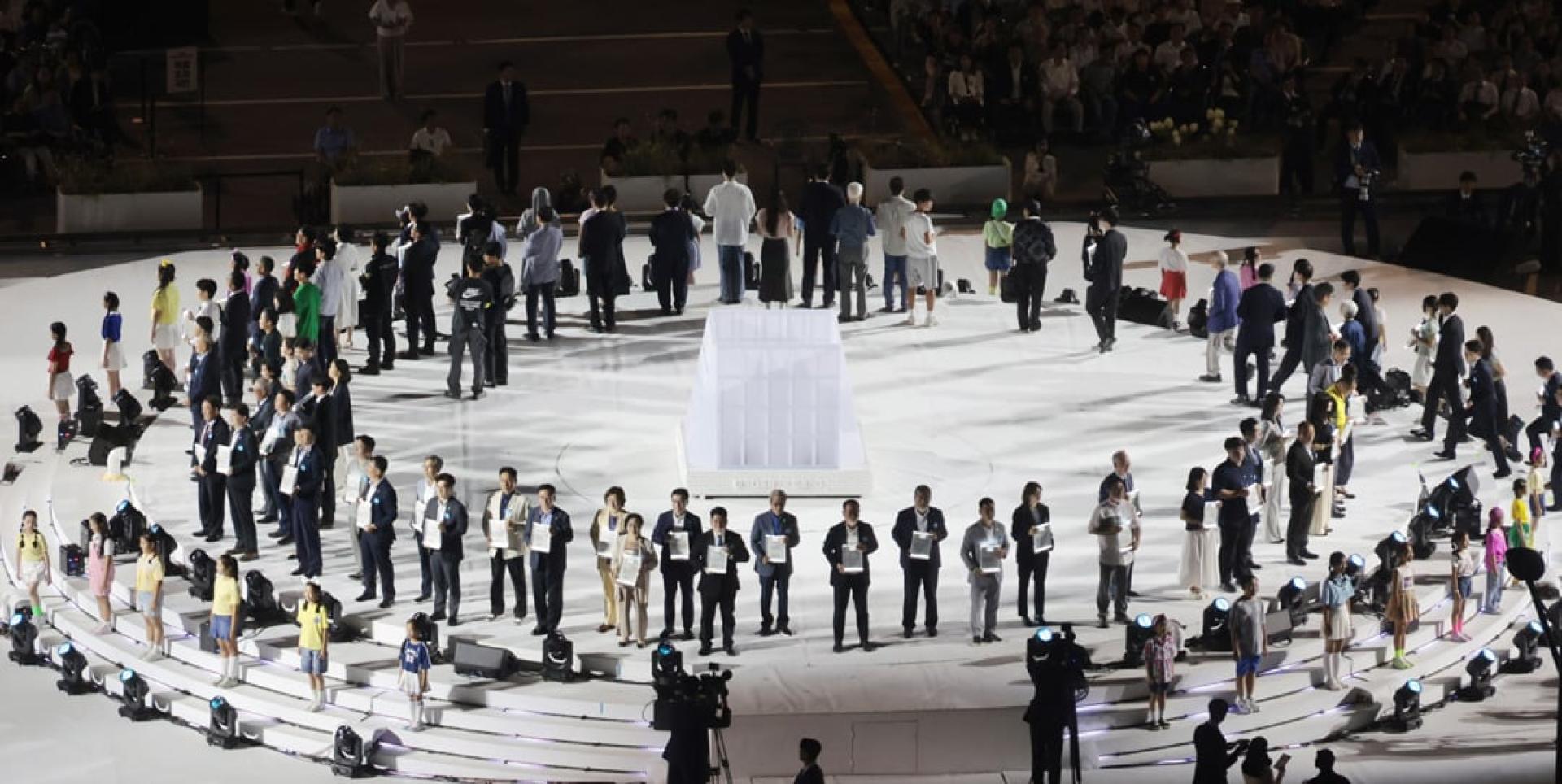 80名国民代表手持亲笔撰写的任命状登上舞台，参加任命状颁发仪式。