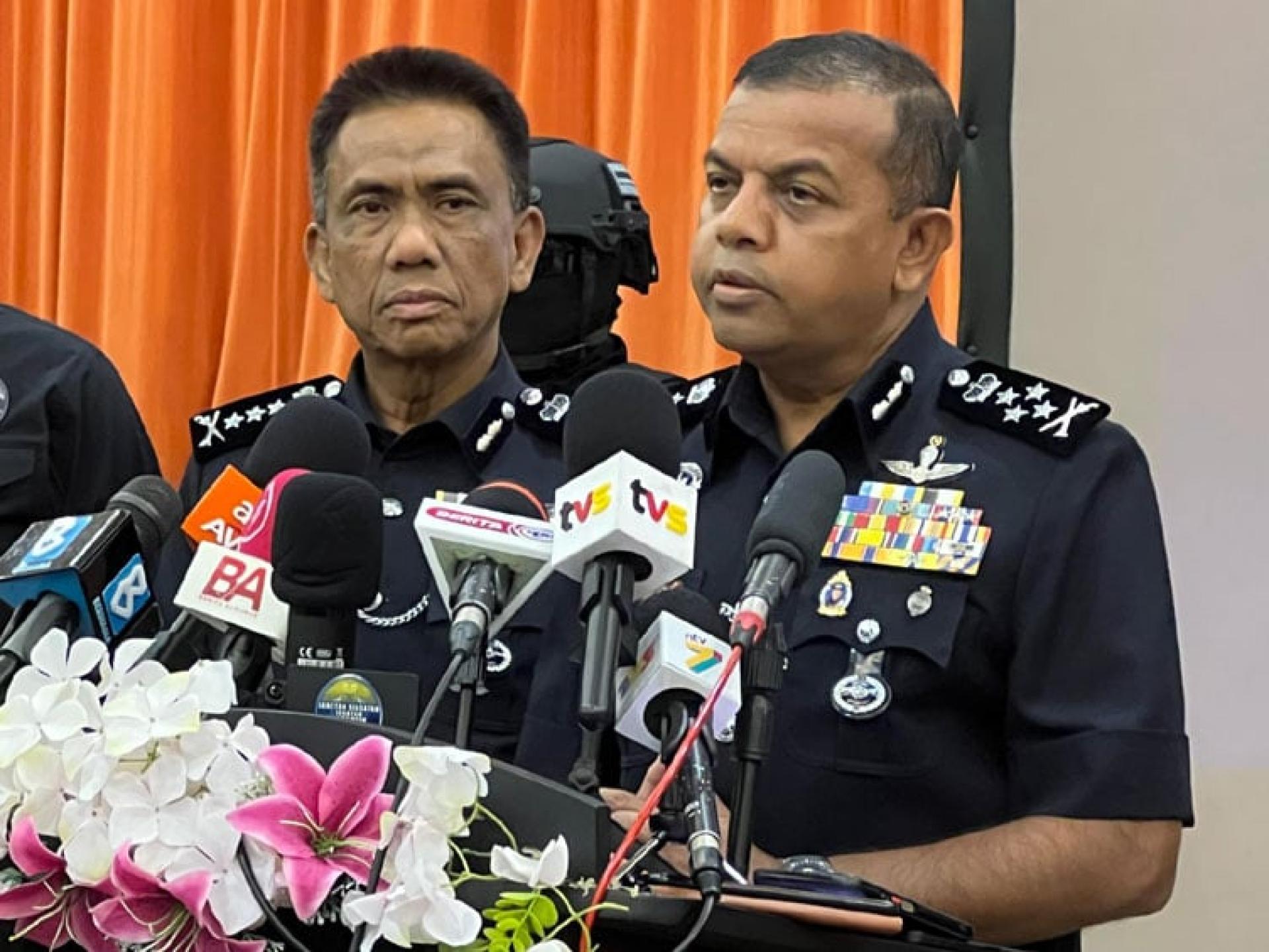 （右）全国副总警长丹斯里阿育汉。