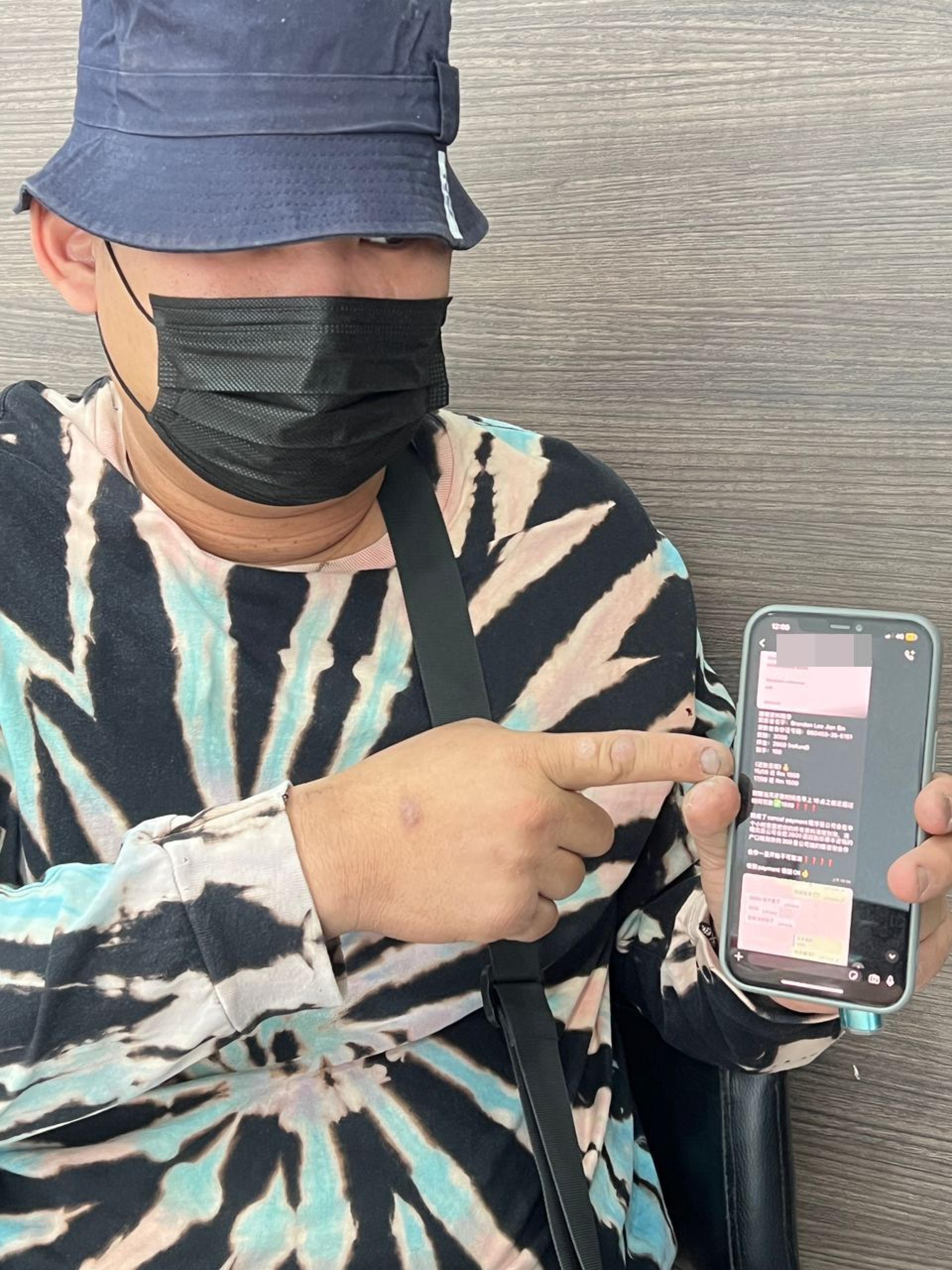 王先生出示通讯平台中对方汇入100令吉款项及催收款项通知。