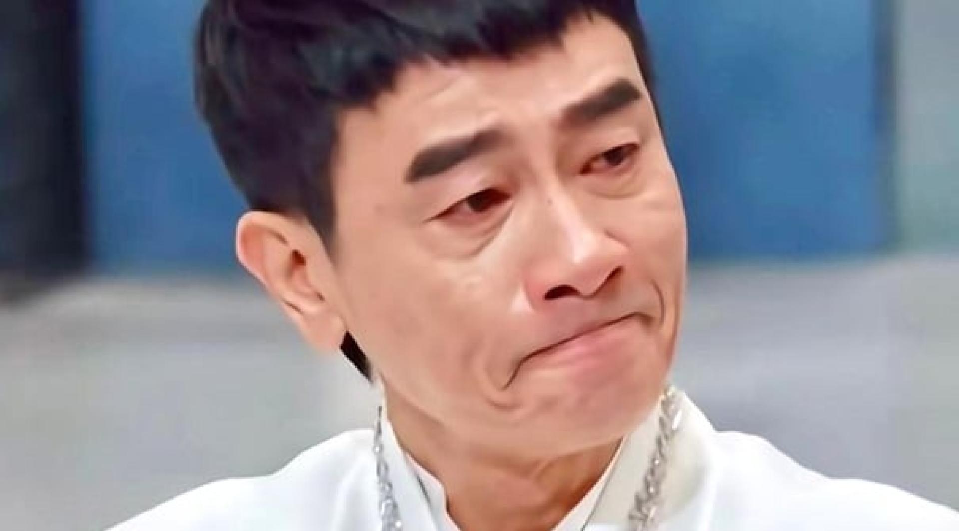 陈小春双眼通红。