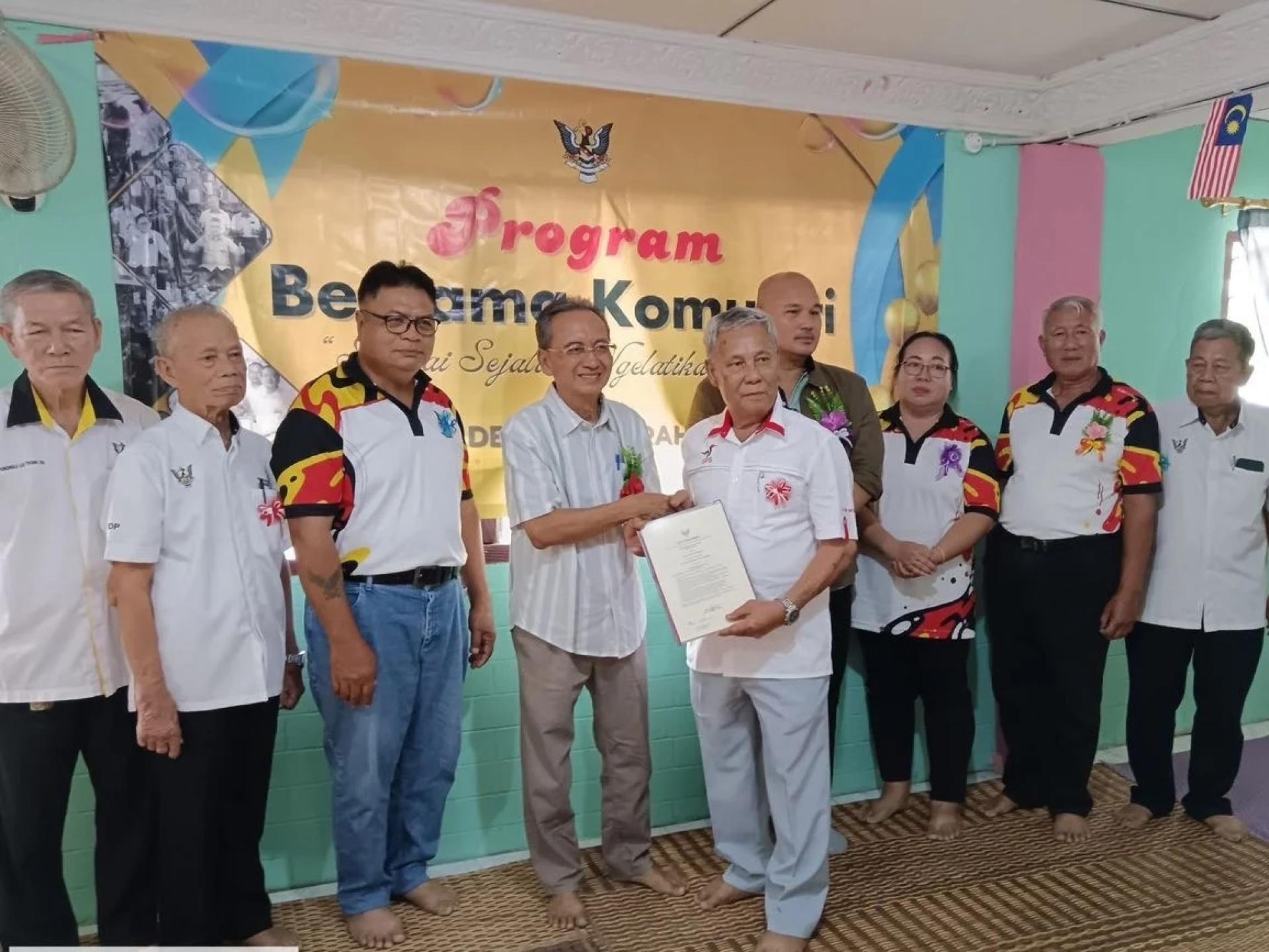 MONG ketika hadir menyampaikan peruntukan kepada JKKK Rumah Maureen, Kampung Kara Atas bagi tujuan pembangunan komuniti setempat.
