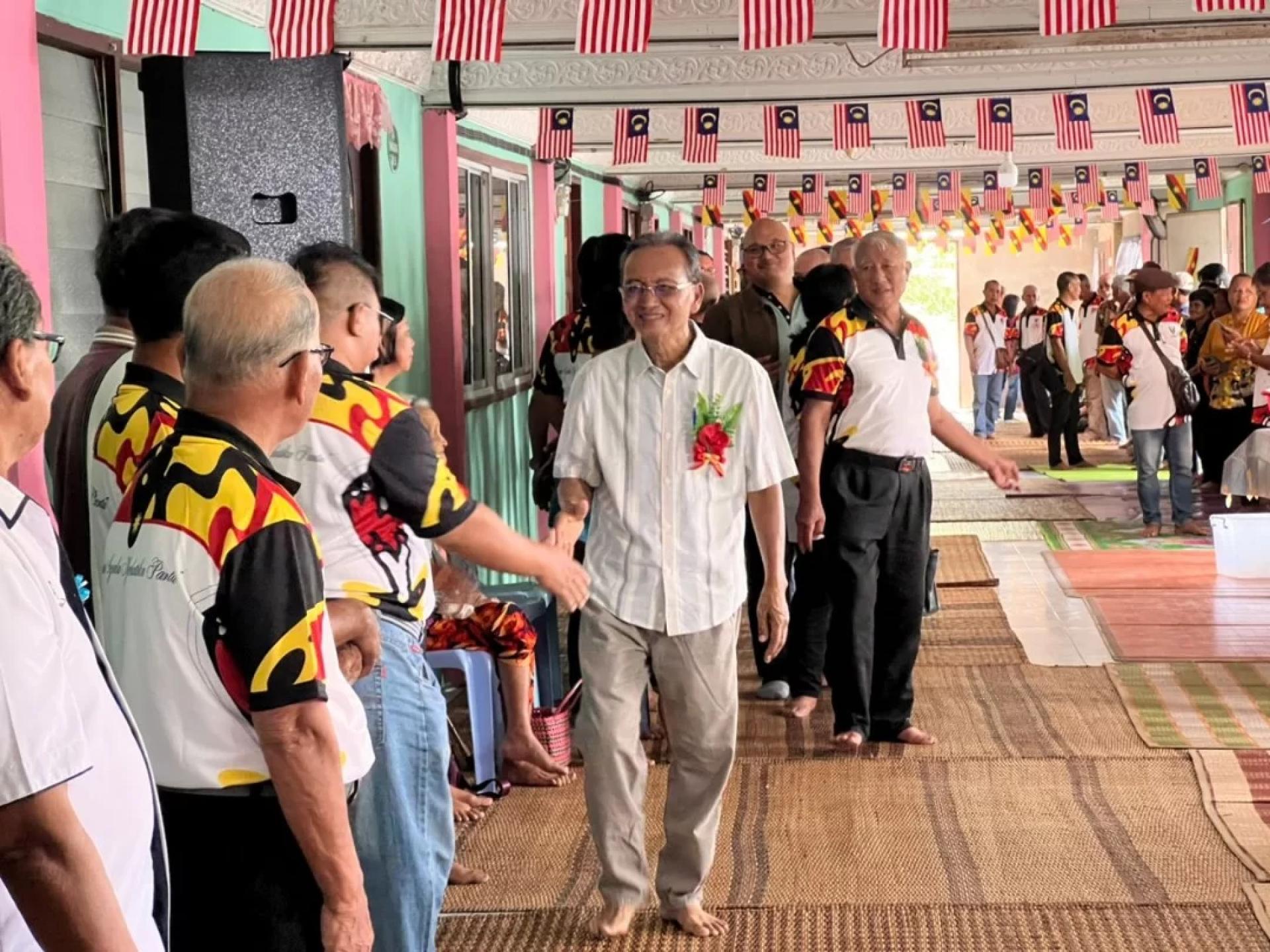 Mong (right) interacts with the residents of Rh Maureen, Kampung Kara Atas.