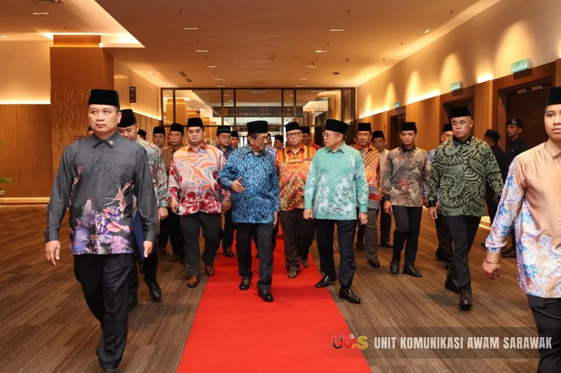 Abang Johari (right) accompanies Musa (centre) into SICC. Photo: UKAS