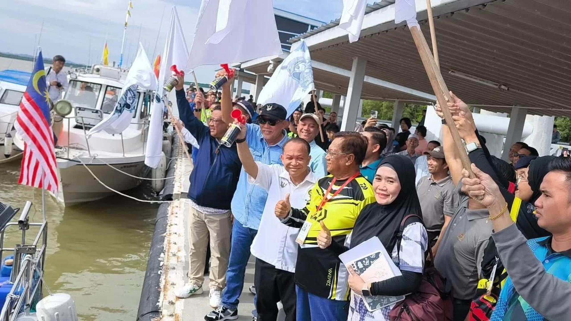 Len (centre) flags off the Tanjung Manis Fishing Safari. Photo: UKAS