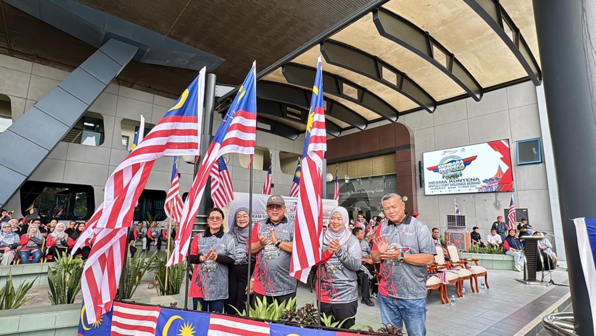 Iskandar (centre) officiates at the Kembara Merdeka Jalur Gemilang (KMJG) 2025 programme at the compound of Wisma Kontena, Bintulu Port.