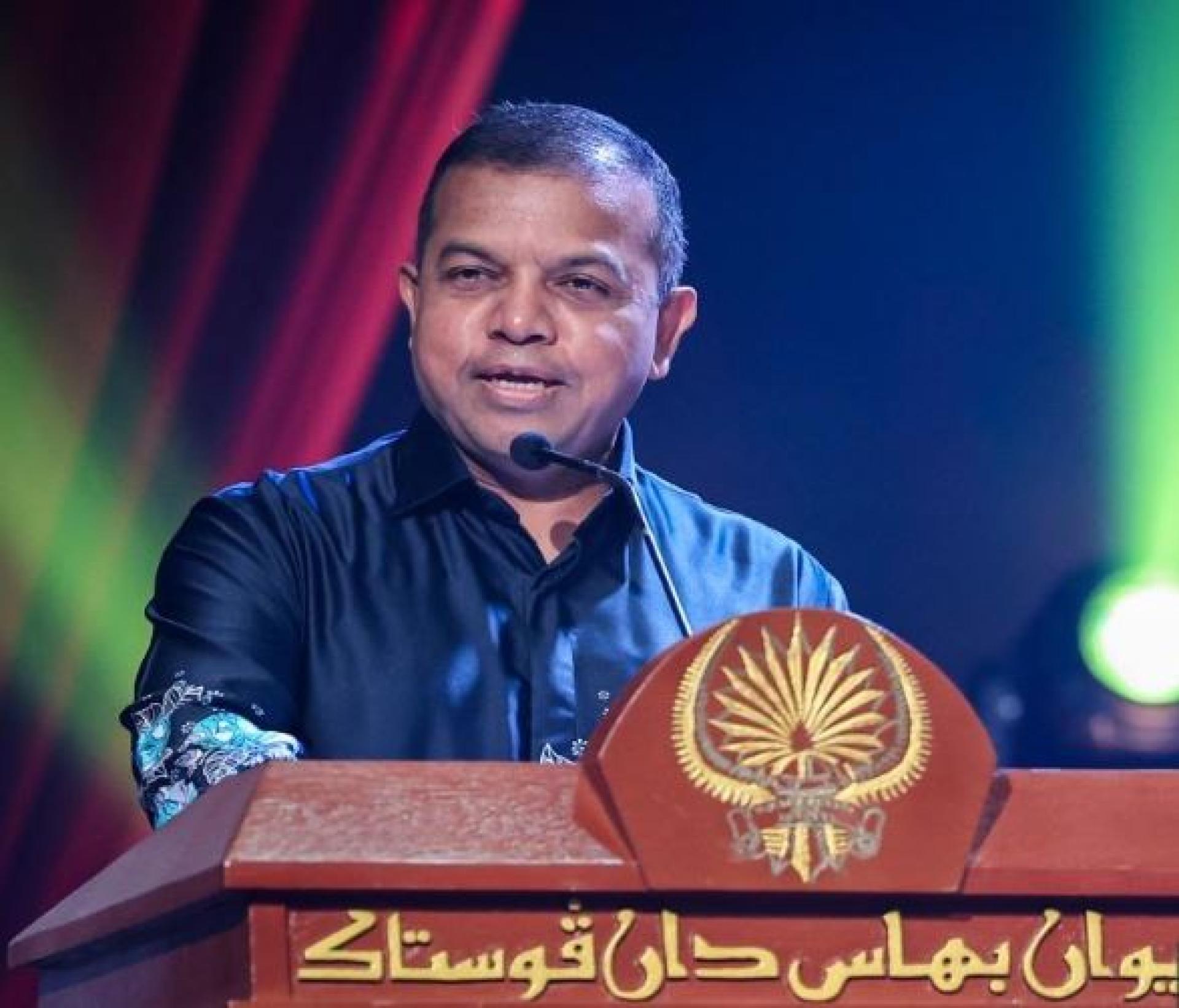 Timbalan Ketua Polis Negara Tan Sri Ayob Khan Mydin Pitchay berucap pada Majlis Pelancaran Buku Antologi Puisi Makan Suap di Wisma Dewan Bahasa dan Pustaka malam tadi.