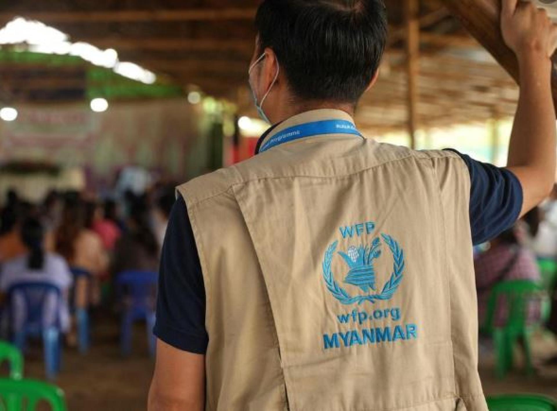 2024年3月18日，缅甸克钦邦居民排队等候领取世界粮食计划署（WFP）最后一批援助物资。由于美国年初冻结人道主义资金导致国际援助锐减，长期依赖外援的缅甸若开邦受到严重影响。