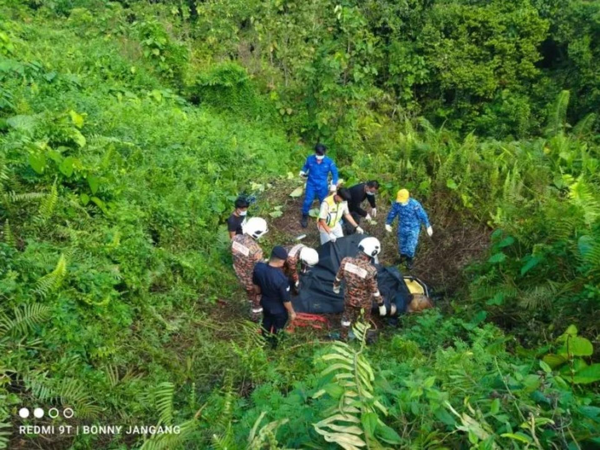 消拯队在加帛男子坠崖身亡的现场展开救援。