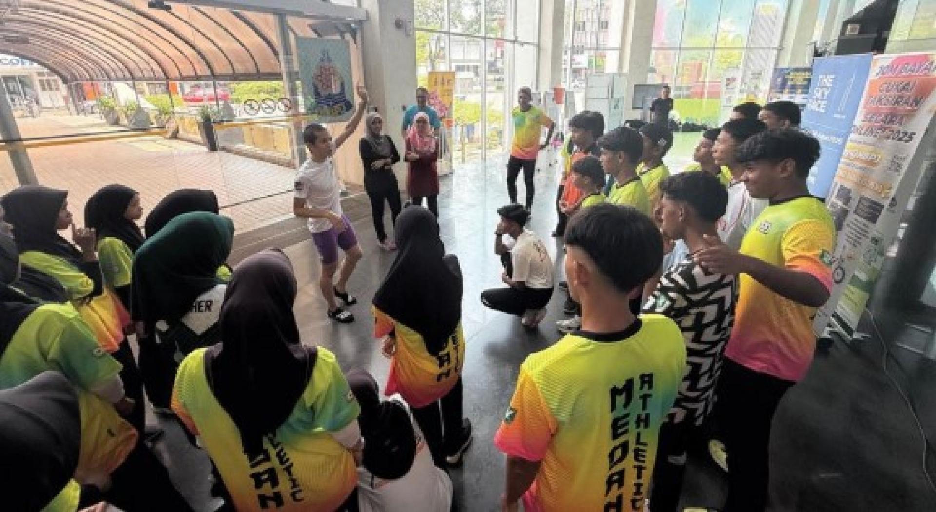 苏为庆在八打灵再也市政厅大厦“基地”，向美丹花园国中的学生分享爬楼梯的技巧。