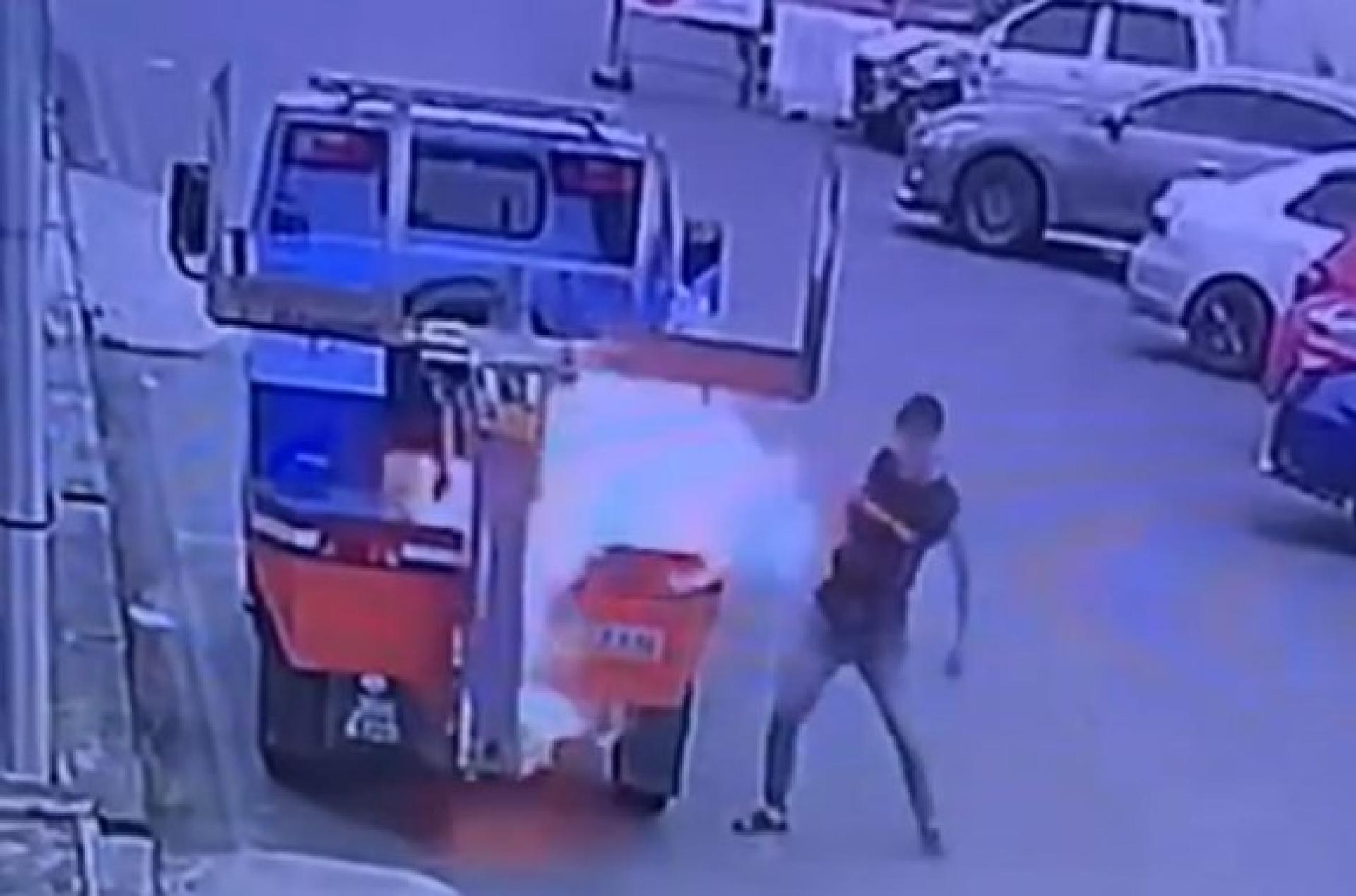 男子泼洒汽油点火烧车。