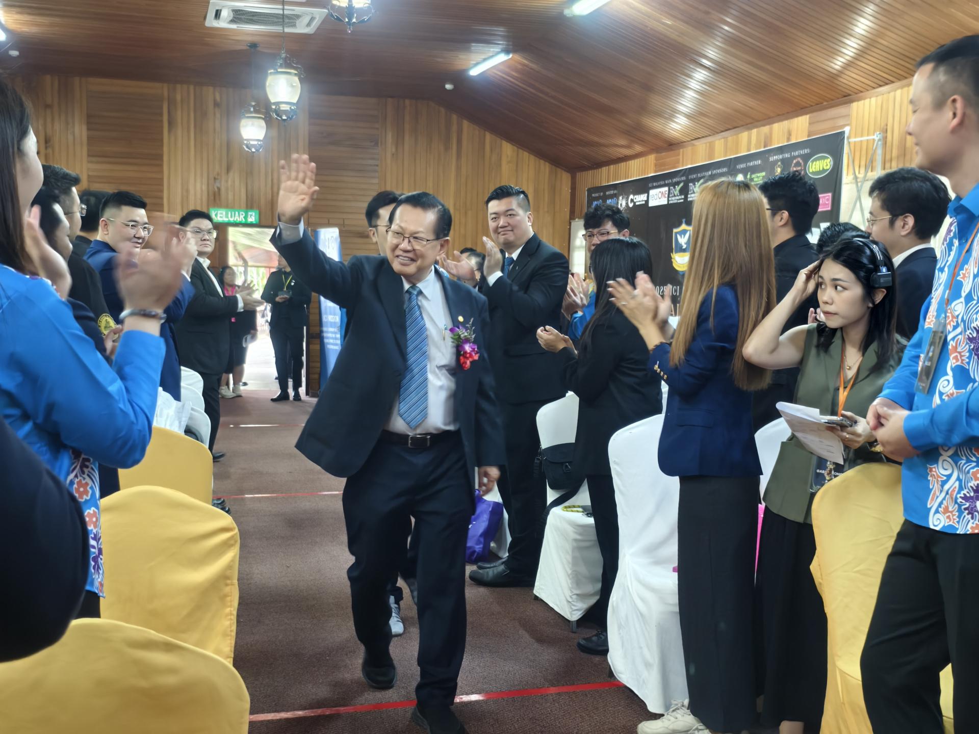 闭幕主宾拿督斯里李景胜入场，获得众出席者热烈欢迎。