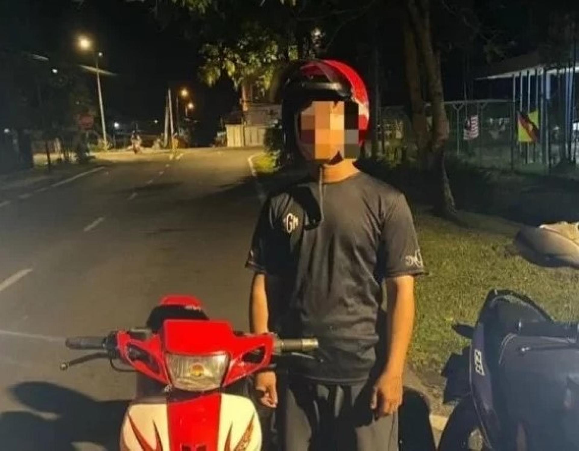 警方提供的照片显示，一名少年因骑摩托车表演危险动作而被诗巫交警扣查。
