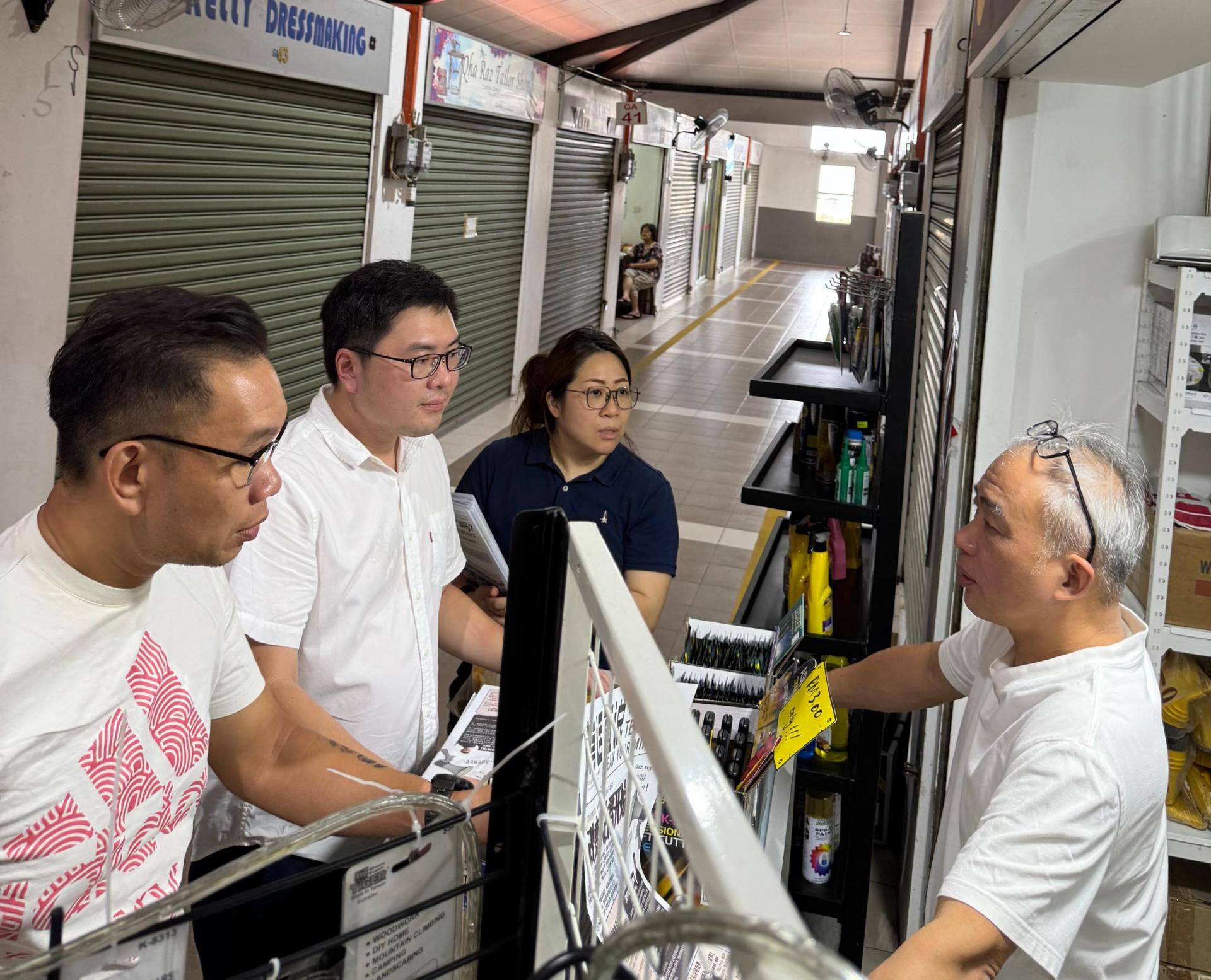 黄锡平市议员、黄笃荣市议员及杨嘉琪市议员一起和商贩聆听交流。