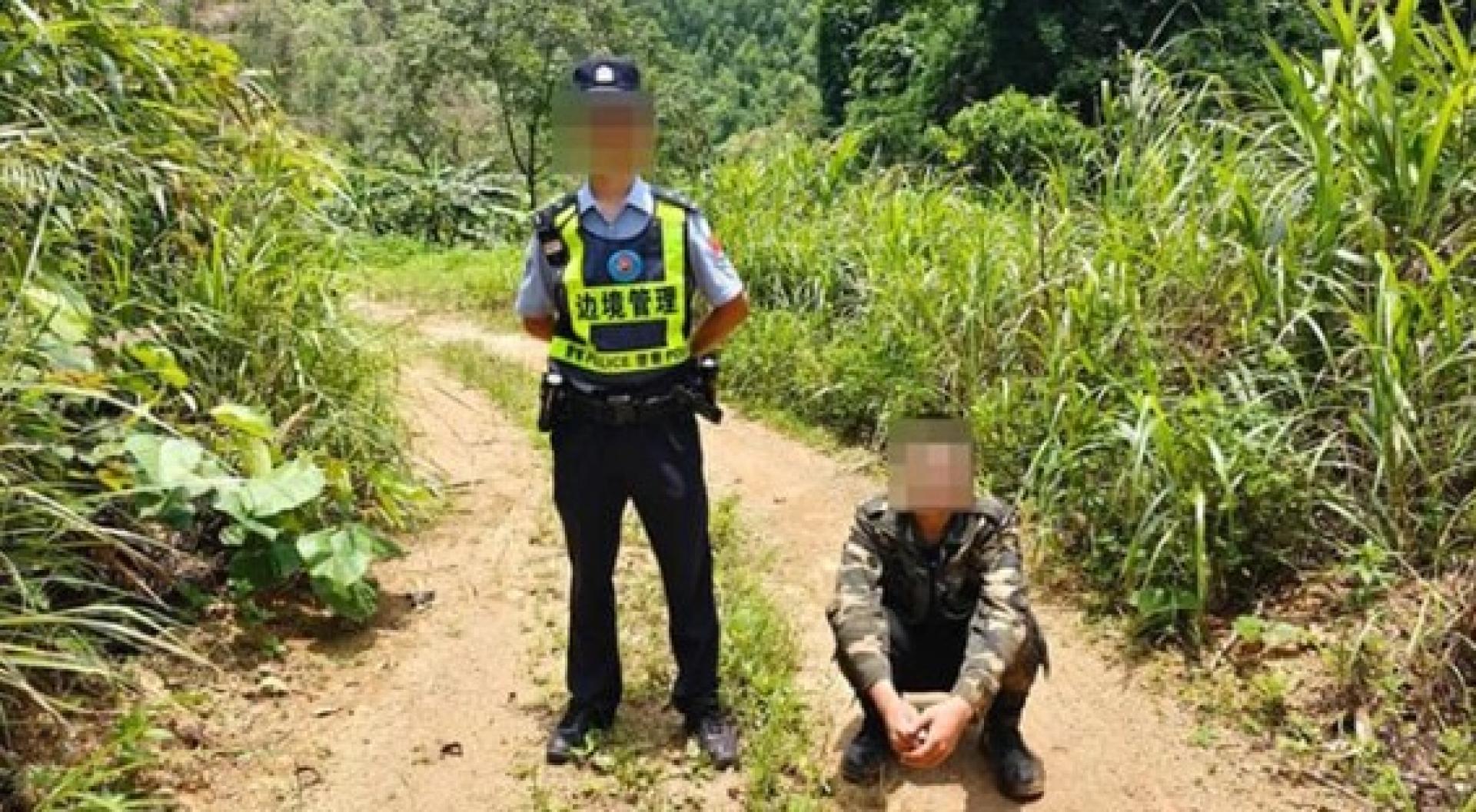 何姓男子被友谊关边境派出所民警抓获。