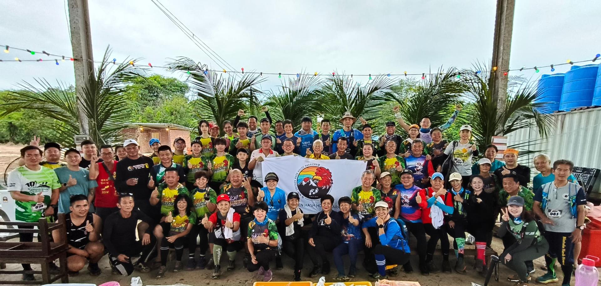 砂旅游部副部长拿督陈超耀与部分参与者合照。