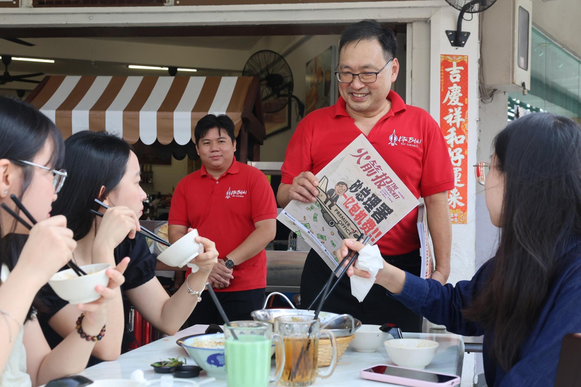砂行动党主席兼国州议员张健仁昨日率领团队，到浮罗岸及洪清河一带走动，并销售最新一期的《火箭报》。