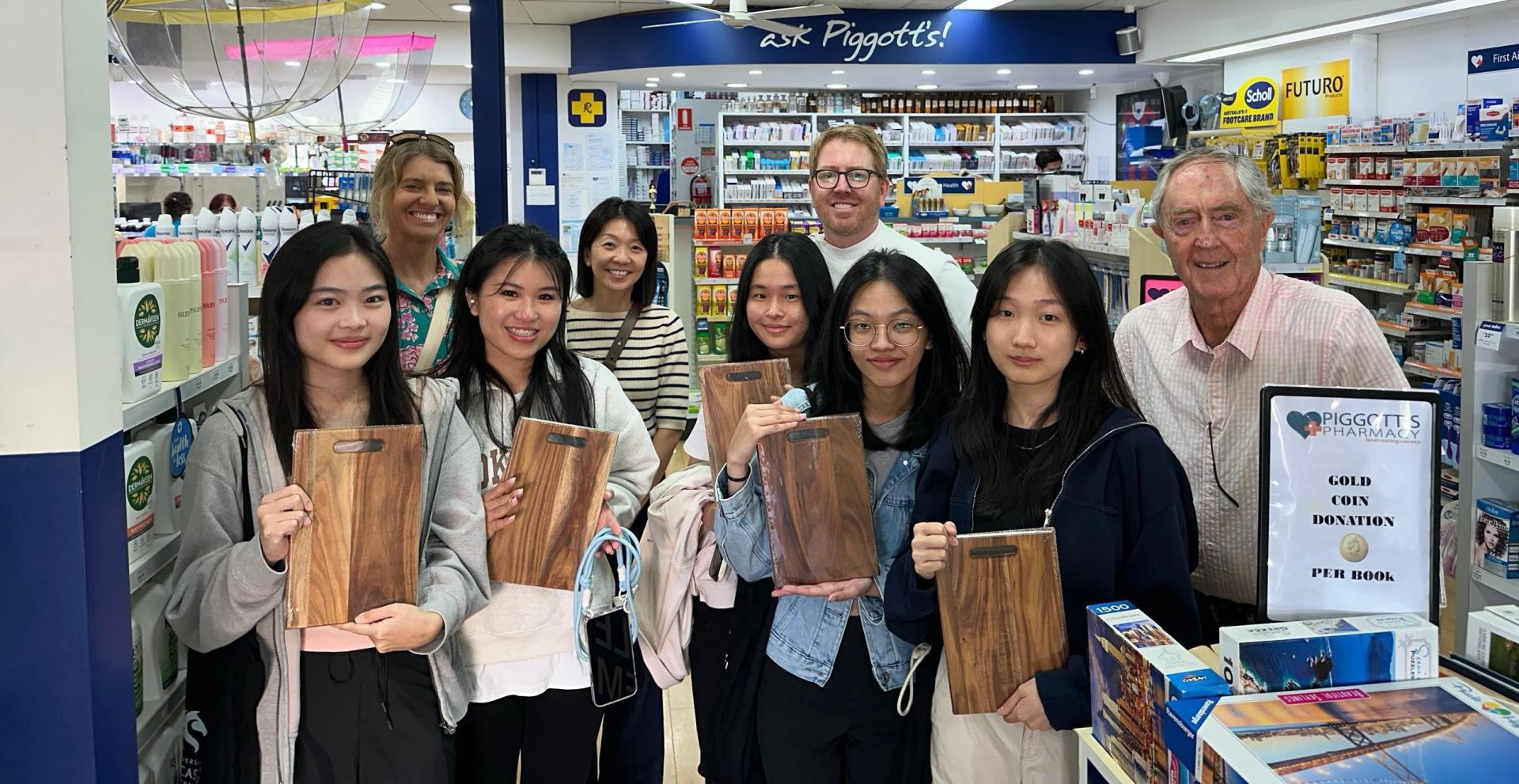 在社区药房（Piggott’s Pharmacy）参访中，学生观察澳洲社区药学运作及患者用药咨询、药物评估与基层医疗整合服务，接触到疫苗接种及美沙酮替代治疗等马来西亚少见的服务模式。