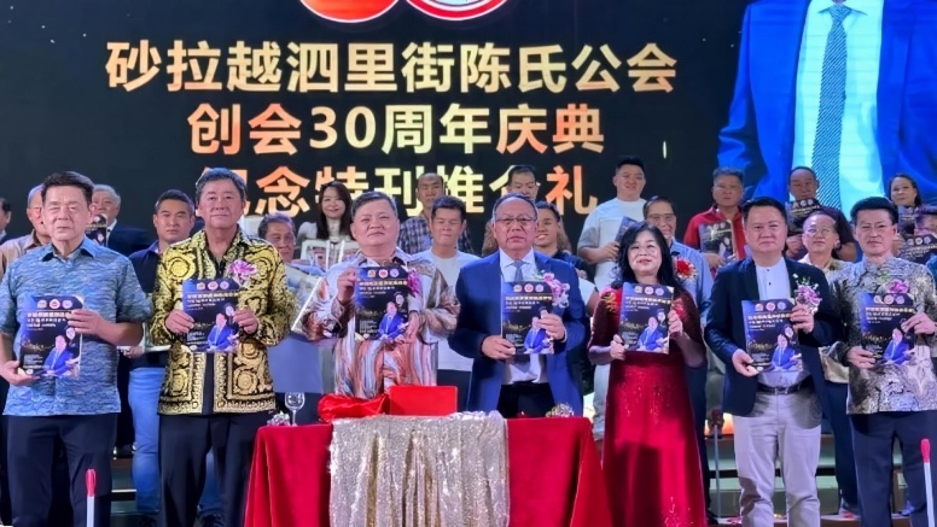 范长锡（前排左3）昨晚在泗里街圣安东尼中学出席泗里街陈氏公会30周年庆典时摄。