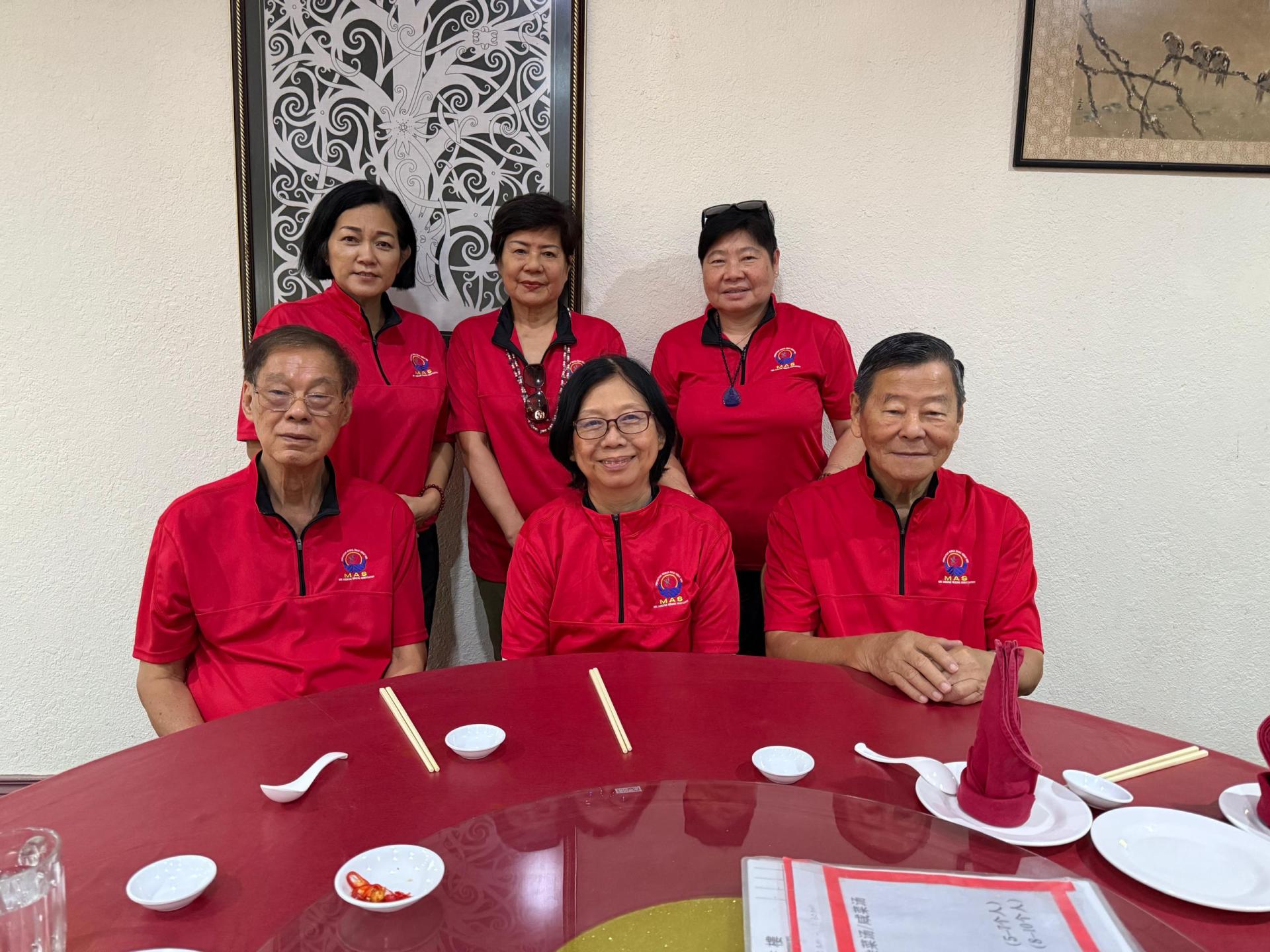 国际乐龄日歌唱比赛筹备会成员合影。中坐者为筹备会主席罗韵华医生。