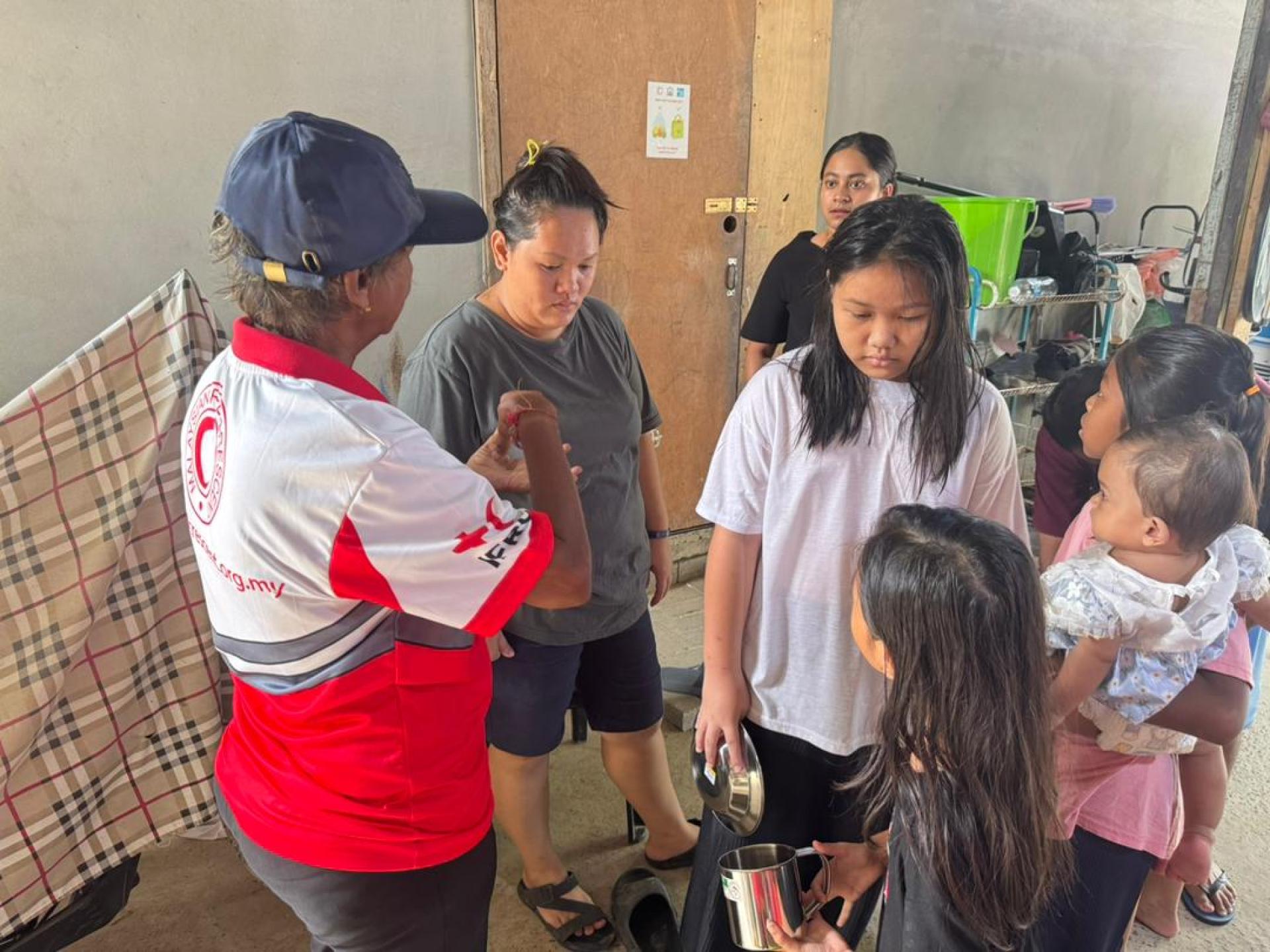 乌玛德薇医生开展健康活动，呼吁改用不锈钢餐具，更安全耐用且环保。
