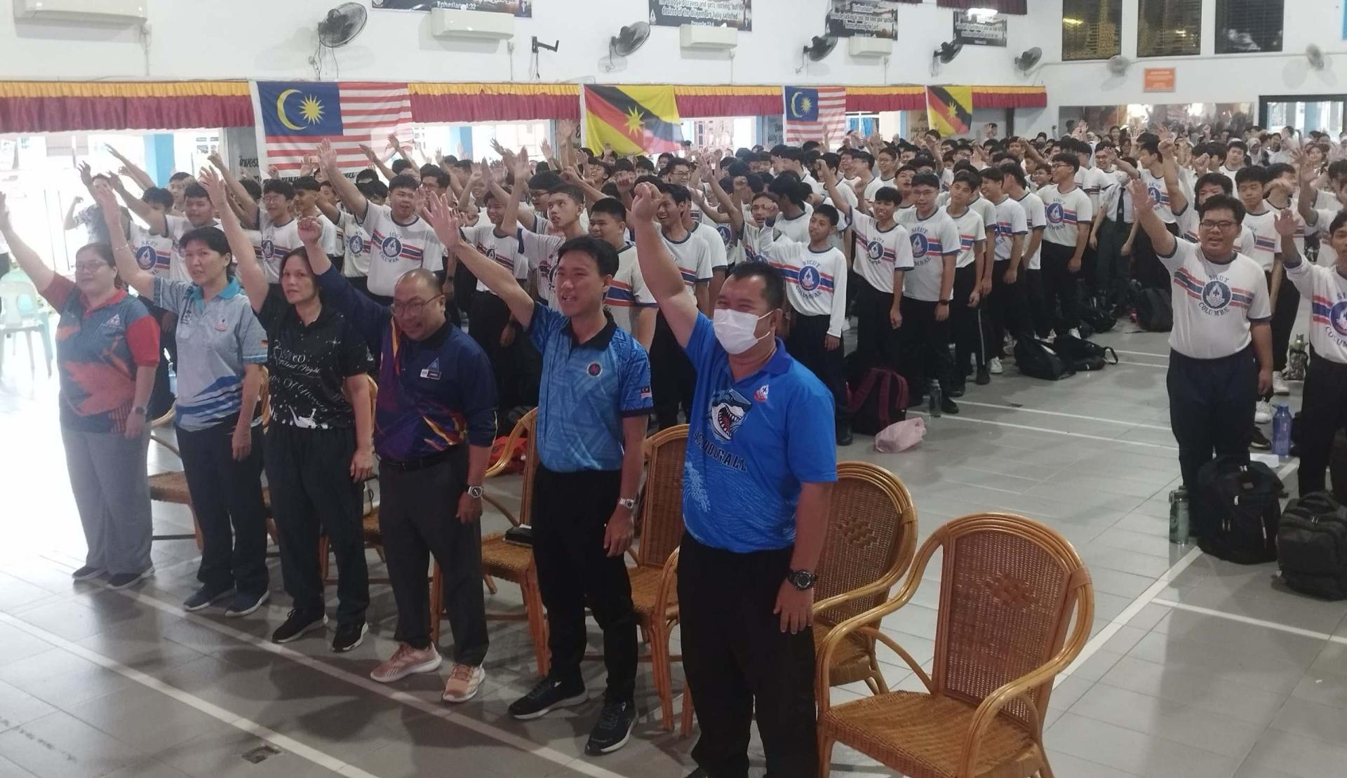 全场师生在拉菲扎尔老师领导下，高举右手，高呼七次“默迪卡”来欢庆国家独立的喜悦。