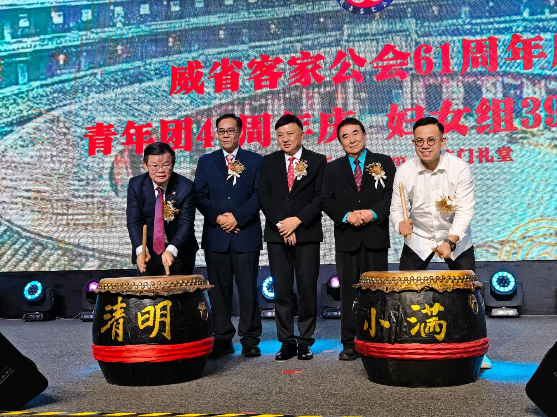 曹观友（左）及沈志强（右）联合主持开幕，左2起傅映通、锺佺樻及贝建安。