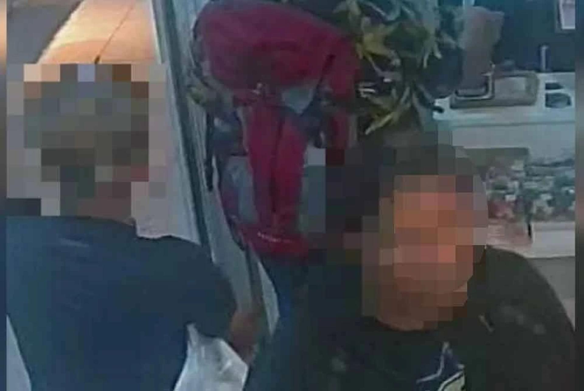 数名男子使用假钞票付款而遭警方逮捕。