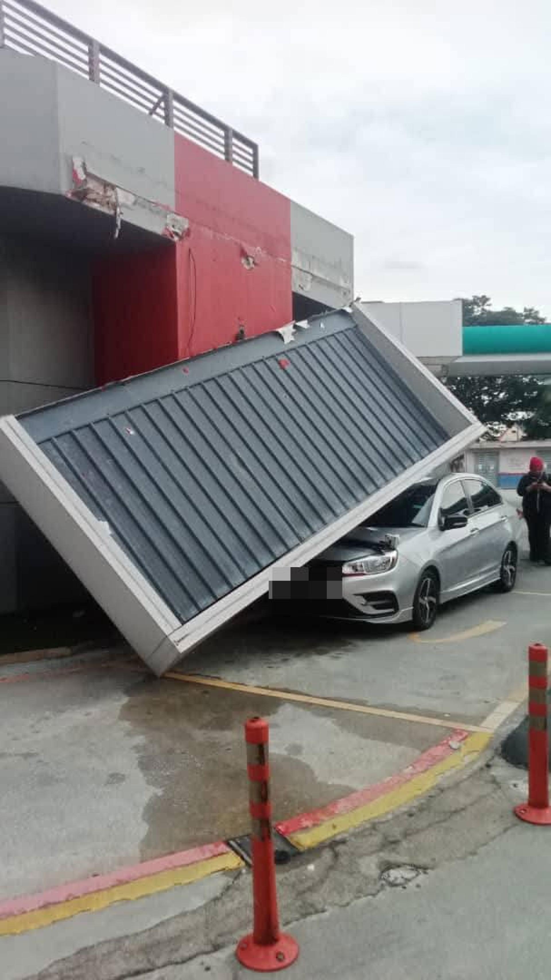 快餐店遮阳棚无预警的坍塌。（图：社媒）