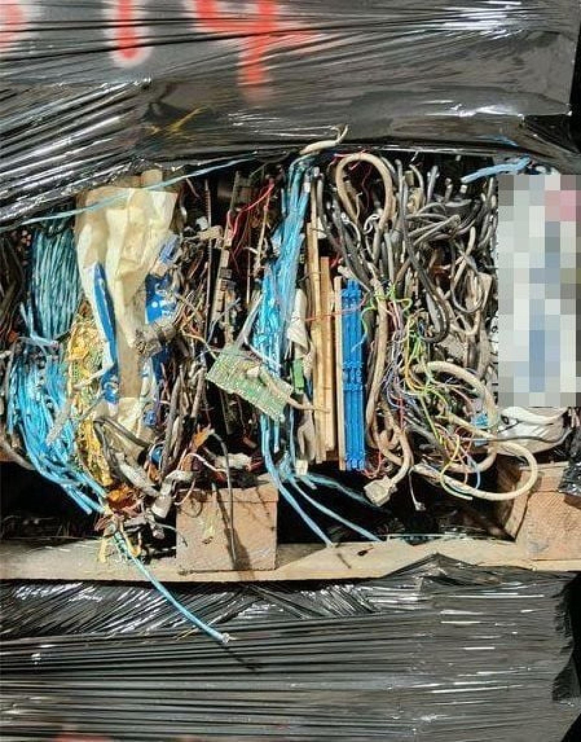 执法人员在工厂内起获约300吨电子废料。