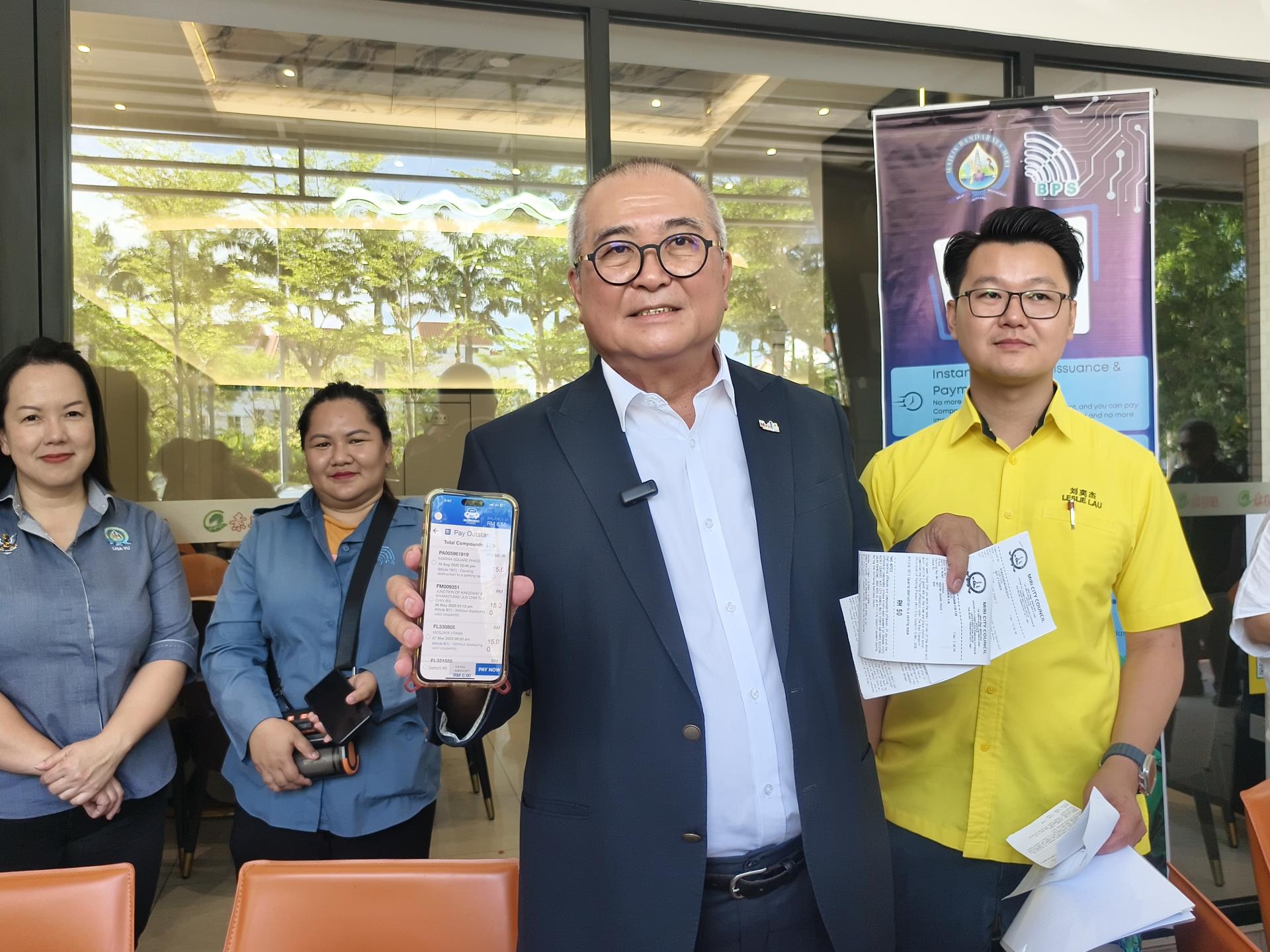 美里市长俞小珊宣布，美里市政局电子泊车罚单系统正式启用。左为市政局泊车管理委员会小  组主席余俐葭市议员，右为市政局城市基建工作小组主席刘奕杰市议员。
