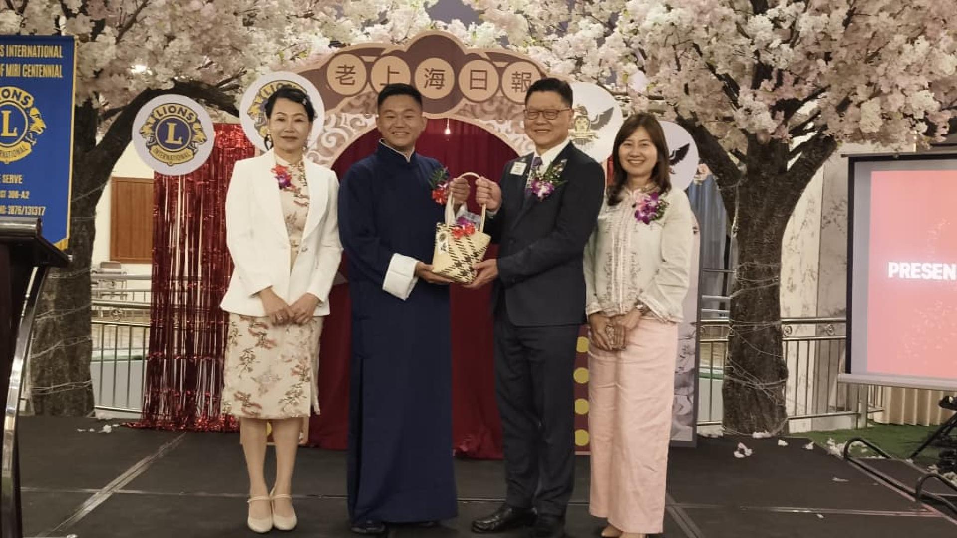 美里世纪狮子会会长关正杰（左2）赠送纪念品予姚华振  ，左为黄丽琪。
