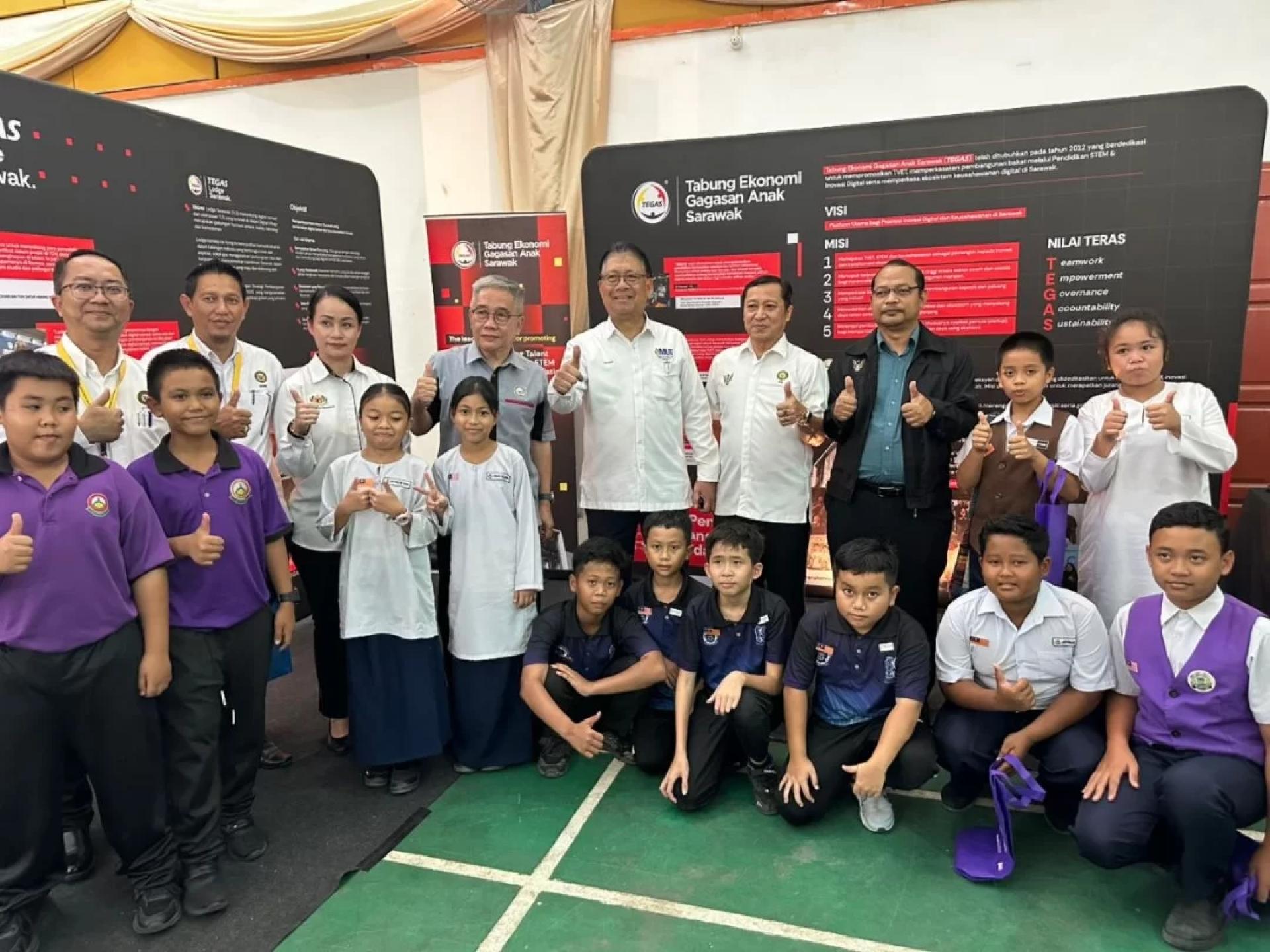 Julaihi (2nd row, 5th right) poses for a group photo at the launch of Pro-DR Roadshow in Sebuyau.