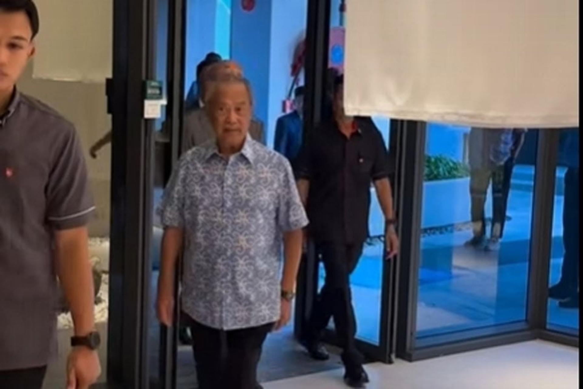 慕尤丁率领反对党领袖在一家酒店召开联席会议，并宣布成立由12个反对党组成的新联盟。