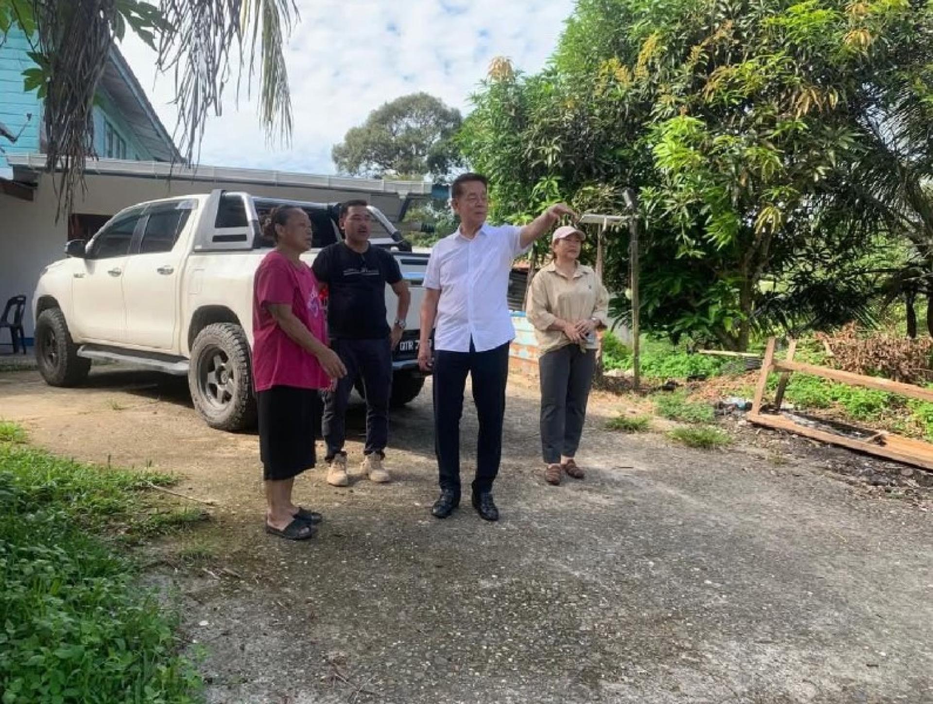 陈冠勋巡视即将兴建的新道路工地。