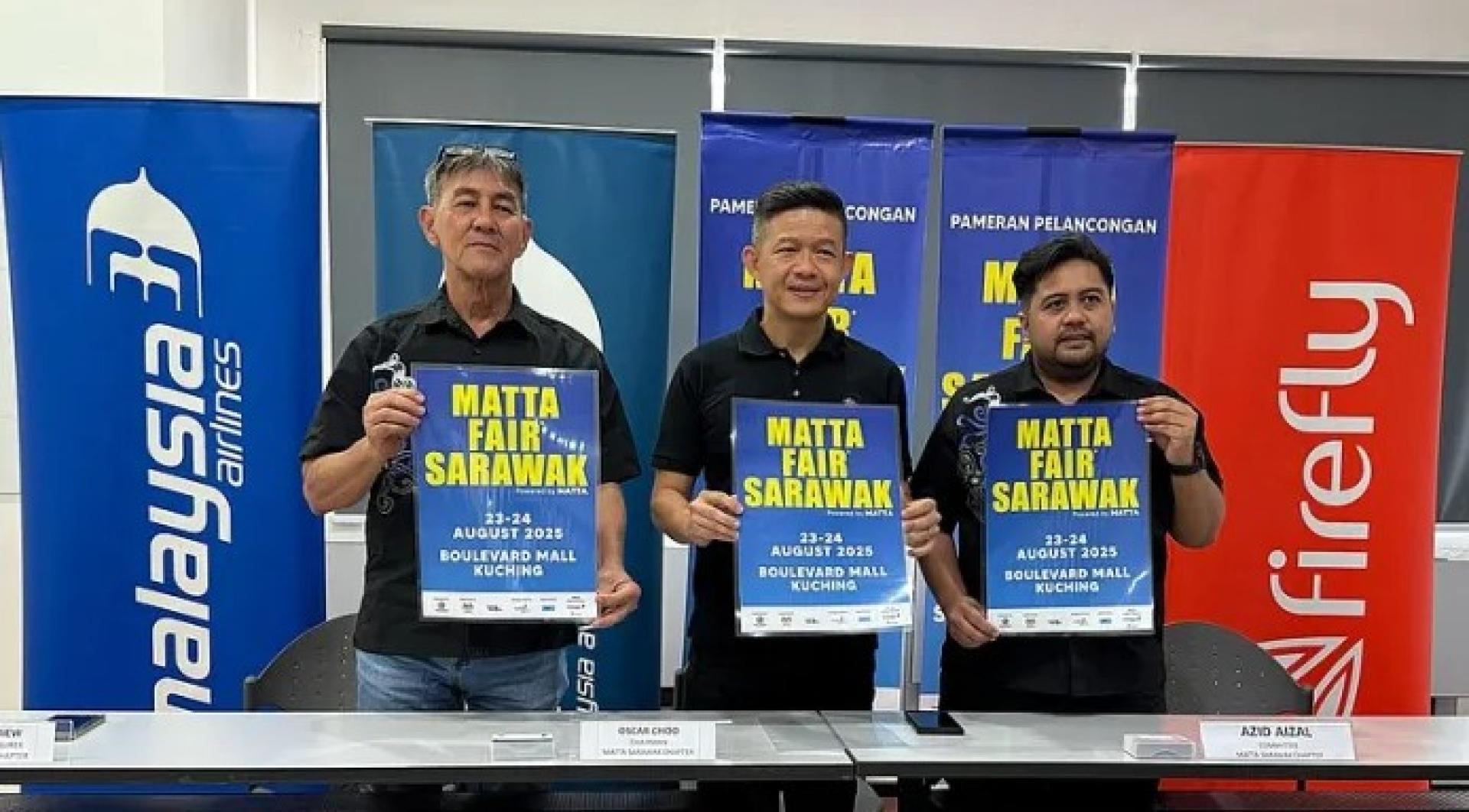 （左起）砂MATTA分会名誉财政管昆照、主席朱汉生（Oscar Choo）、以及委员Azid Aizal展示2025砂MATTA旅游展宣传海报。