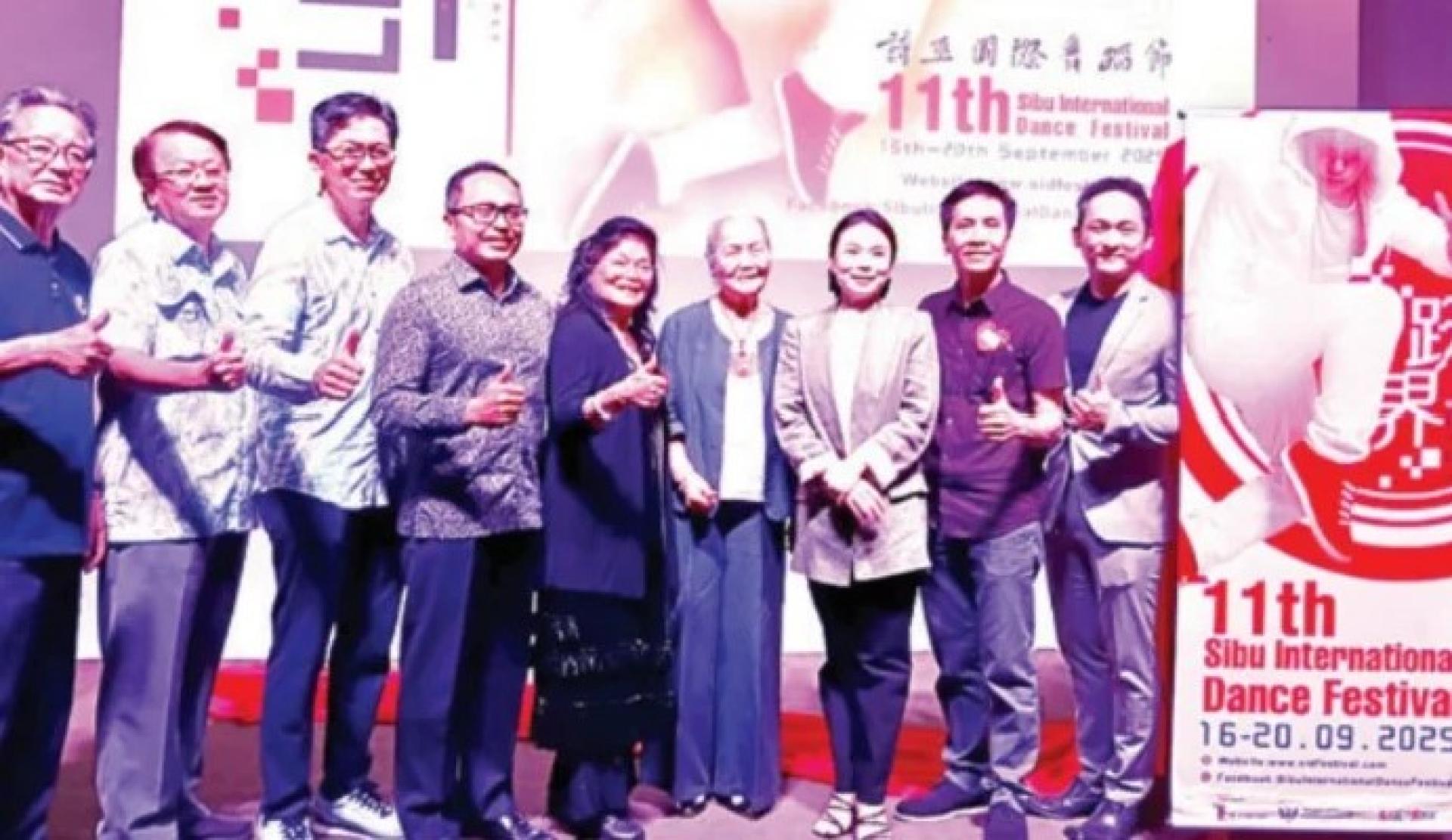 刘强燕（左3）与嘉宾们在2025年诗巫国际舞蹈节推介礼上合影。