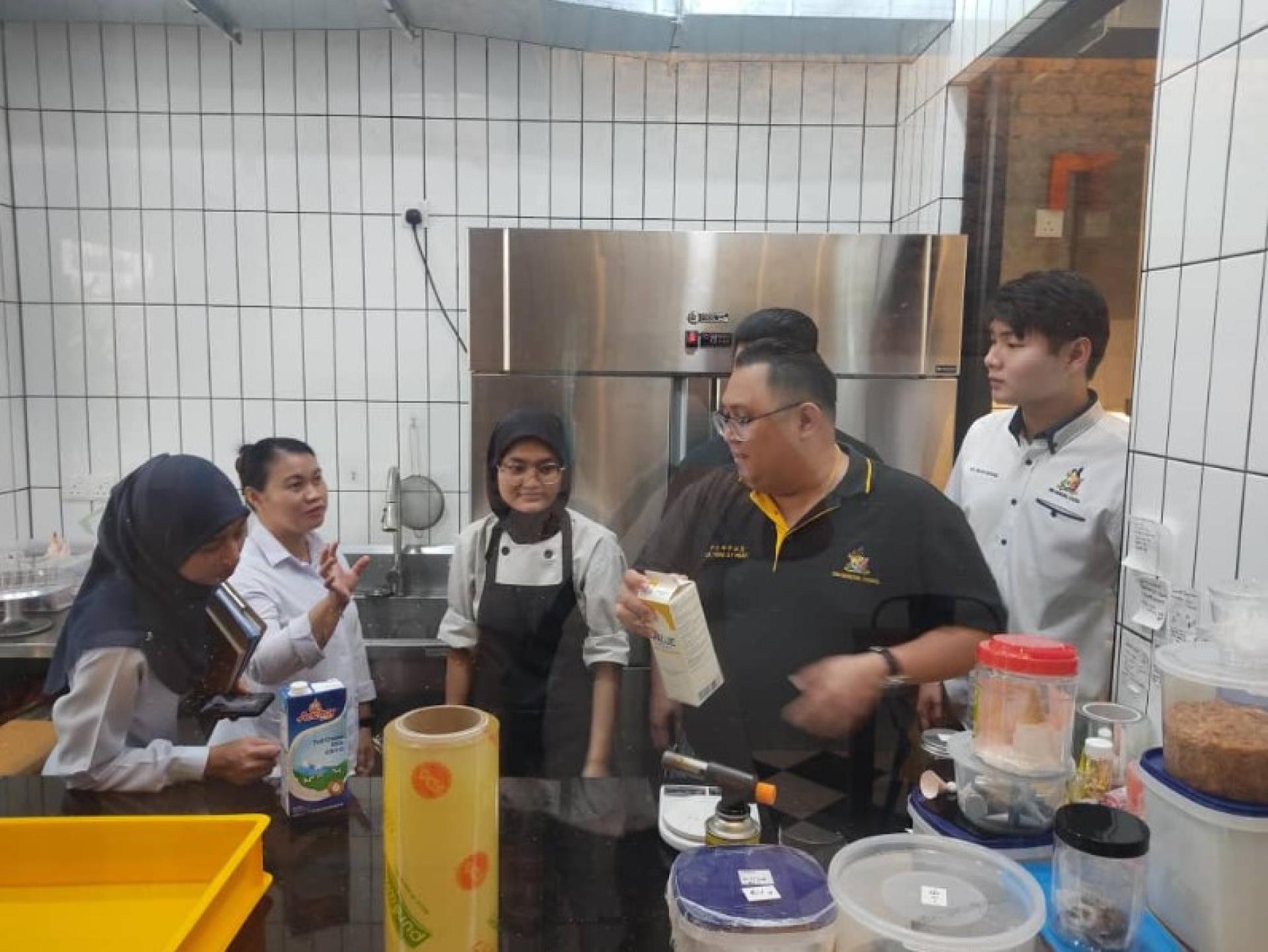Yiing Sy Huat（右2）率队检查一家食肆。